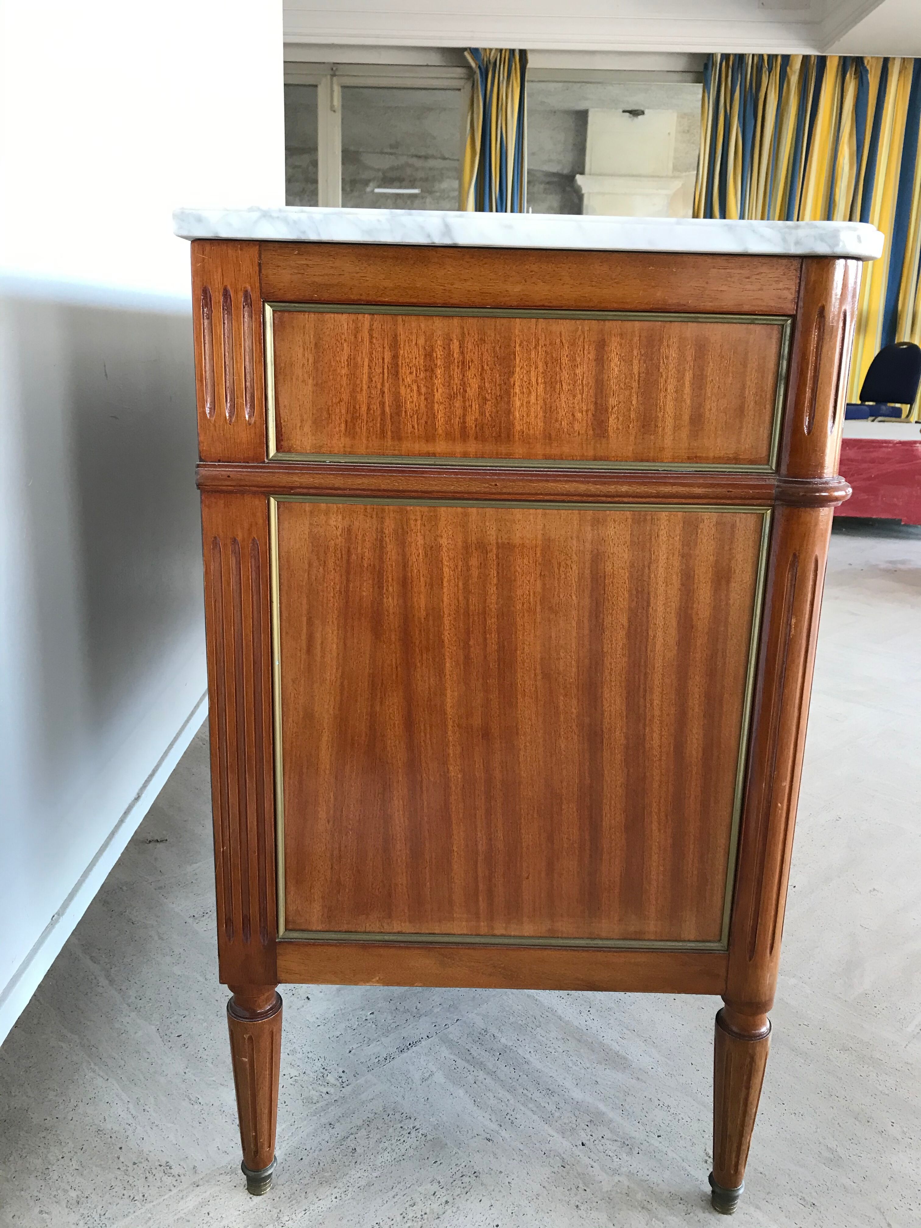 Commode de style Louis XVI en acajou , plateau en marbre blanc