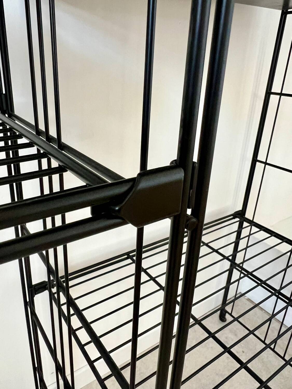 Ancienne étagère bibliothèque en métal noir grillagé modulable design des années 80 vintage