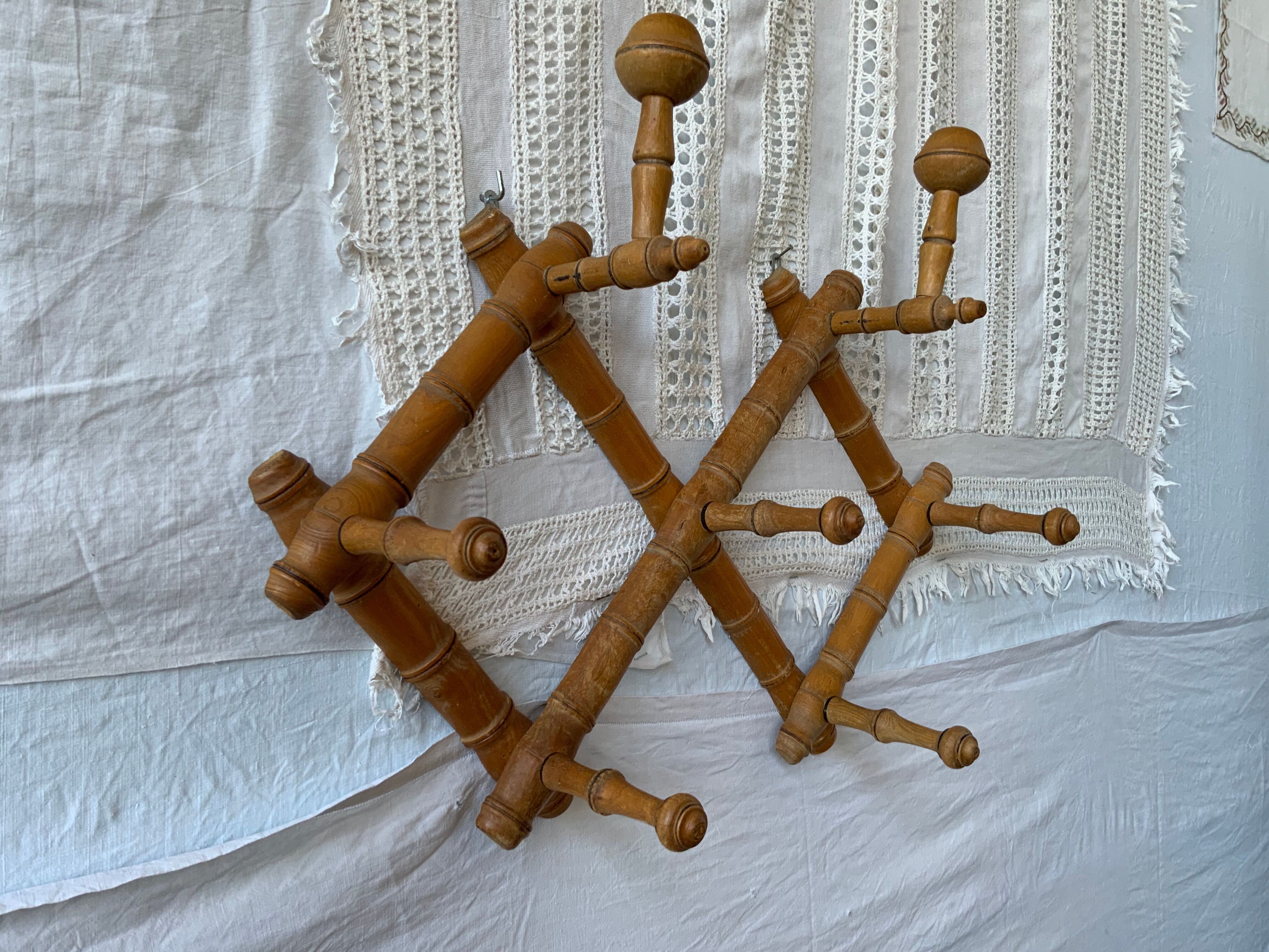 Wall accordion coat hanger