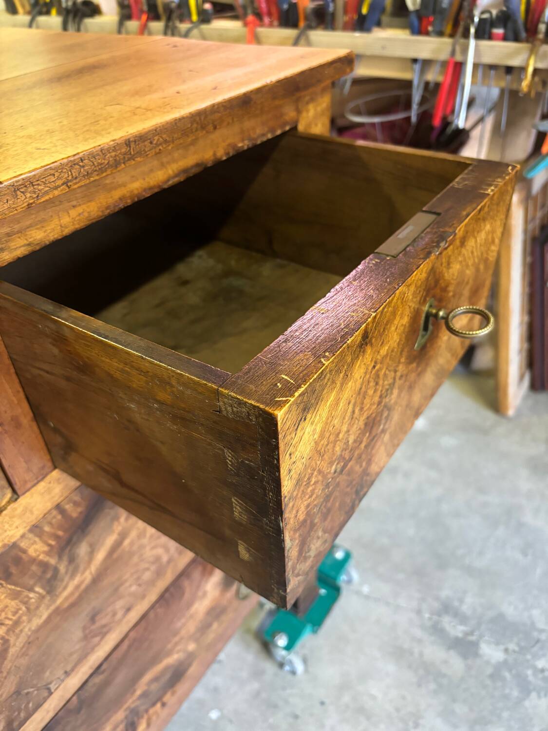 Commode pantalonierre