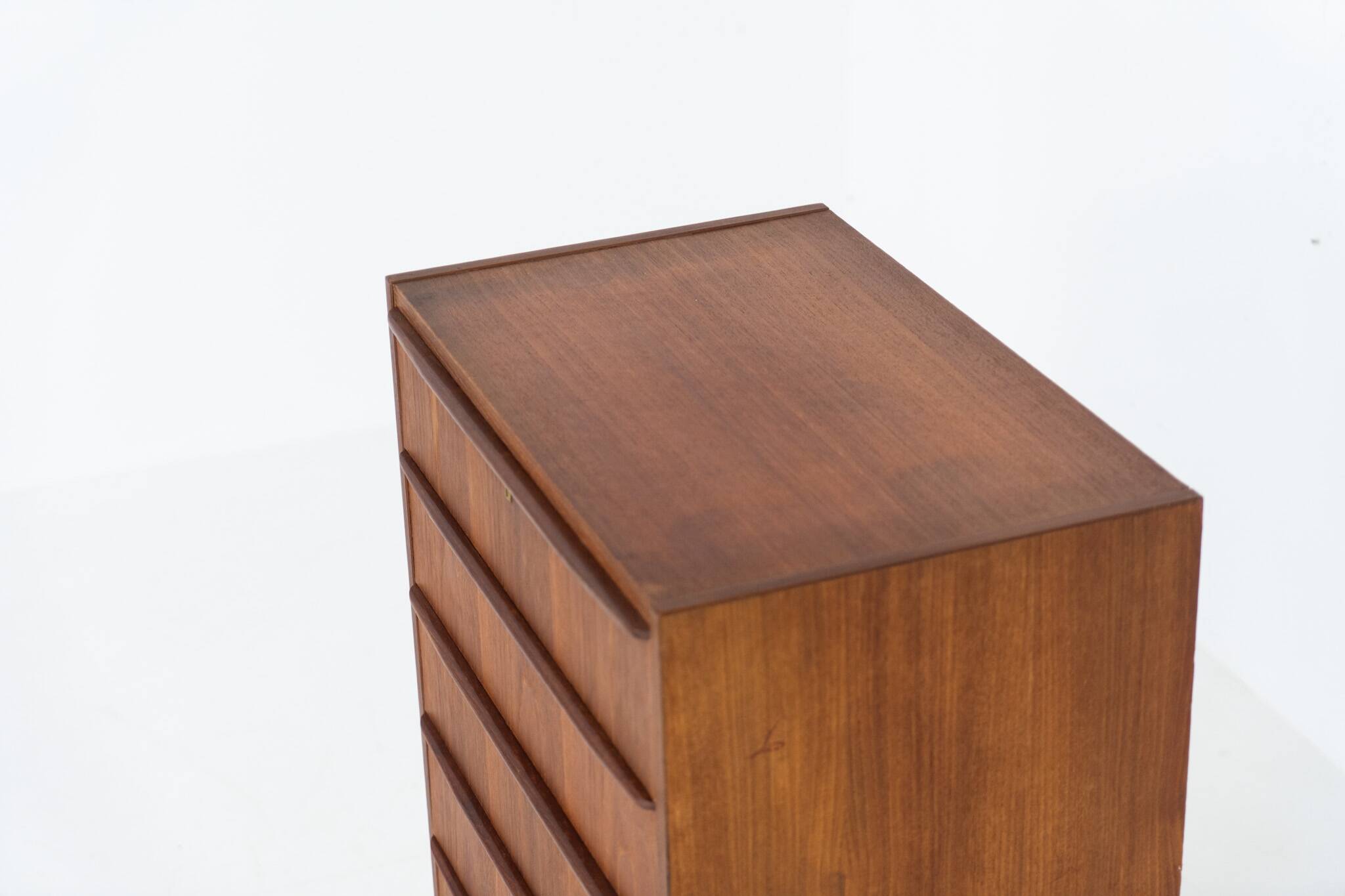 Chest of drawers in teak