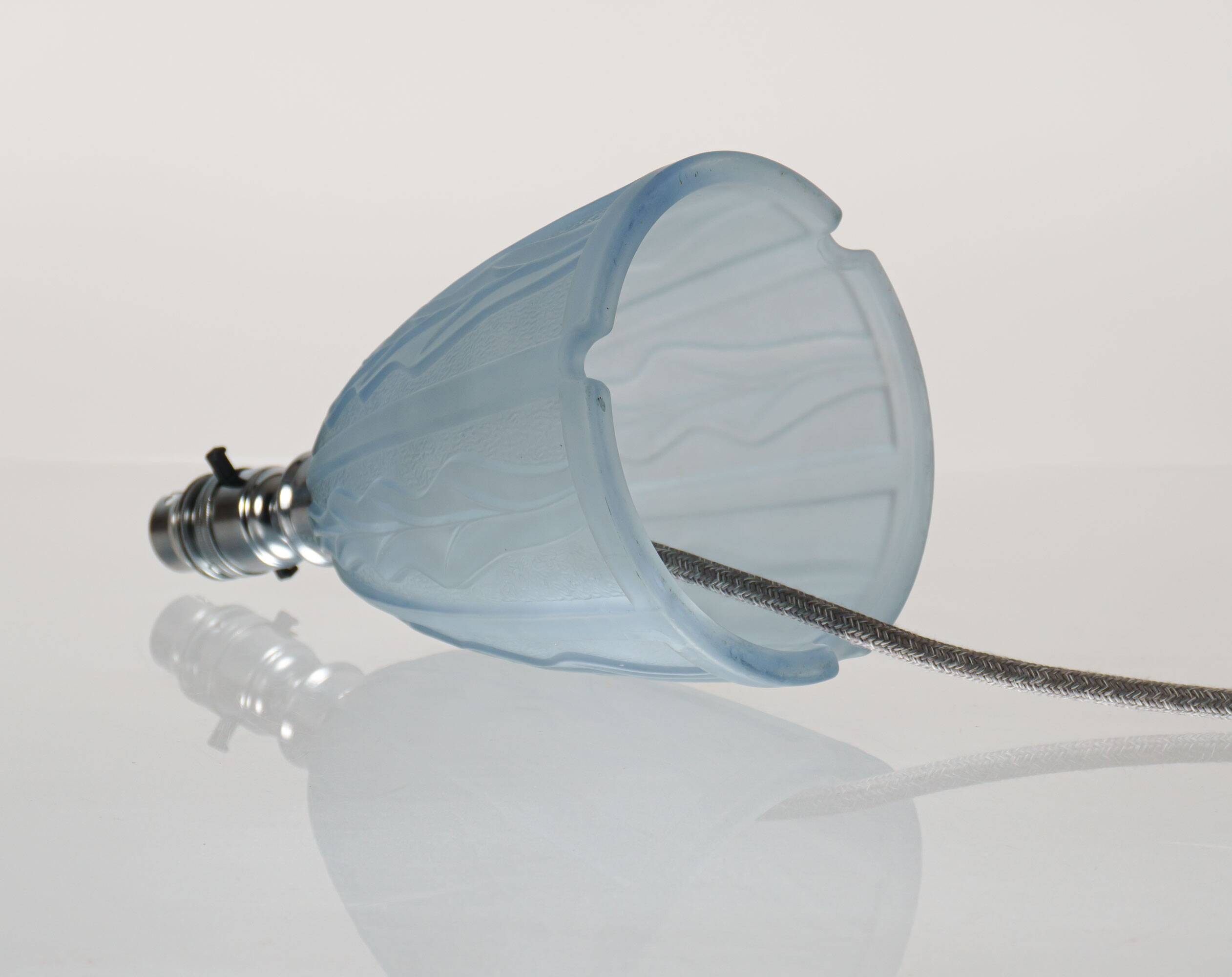 1930s French Art Deco Seaweed-Pattern Blue Glass Table Lamp