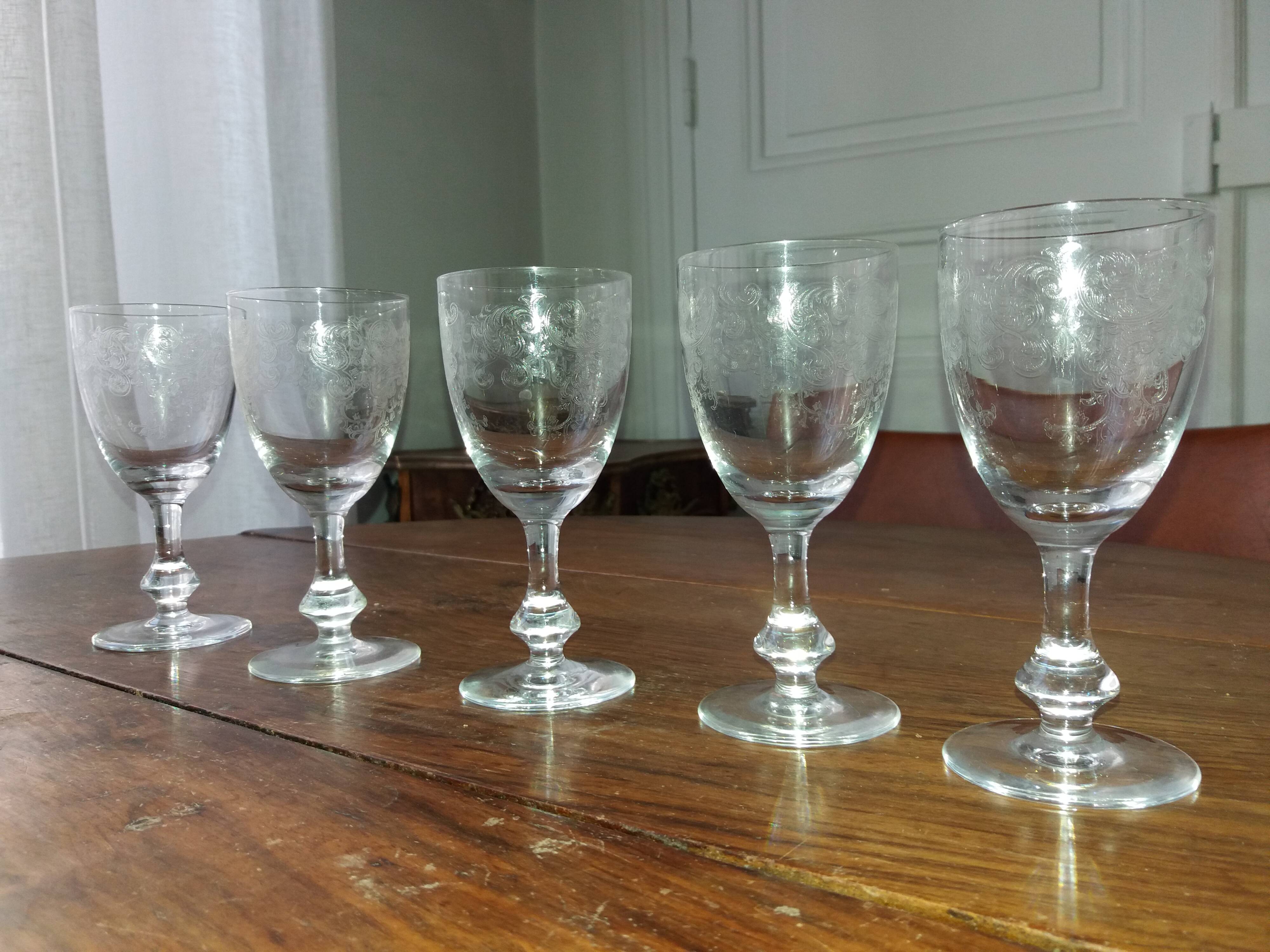 Suite de 5 verres a vin en cristal gravé ancien