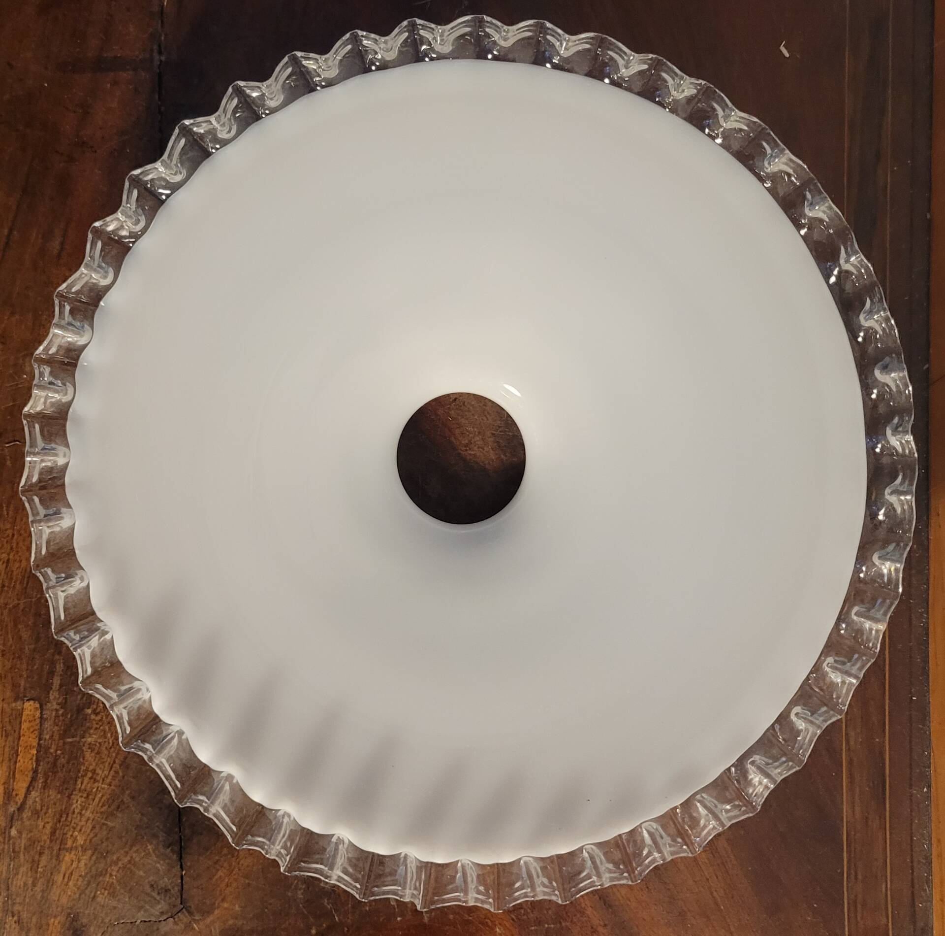 White opaline lampshade with a scalloped edge Ø 25.5 cm, first half of the 20th century.