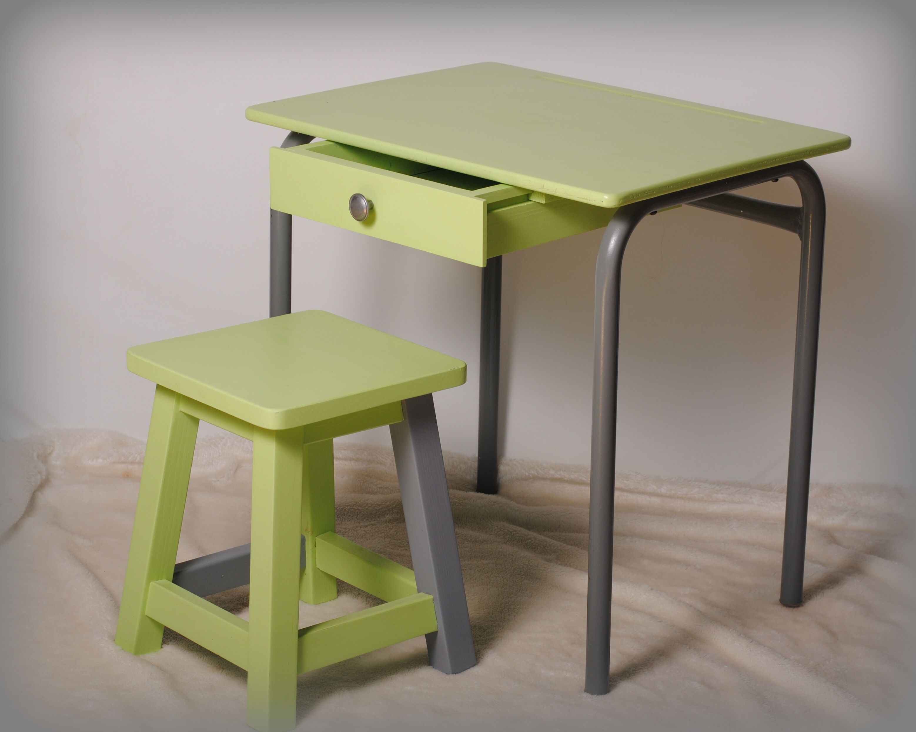 Green child office with his stool