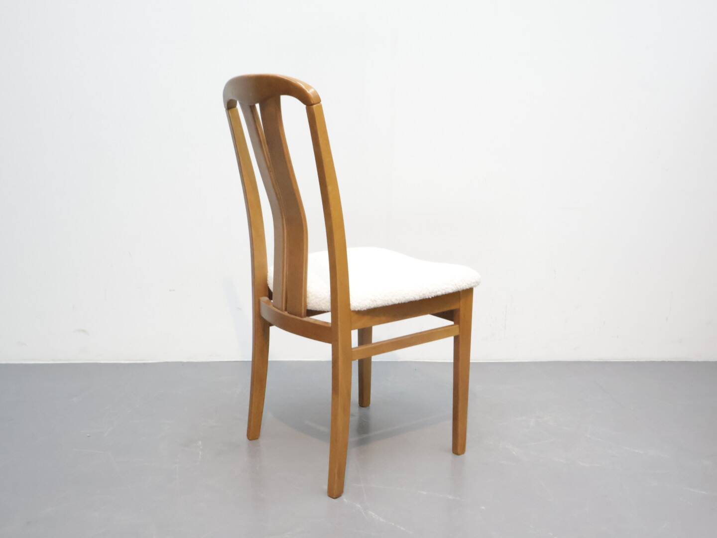 Vintage eetkamerstoelen met nieuwe stoffering in Boucle