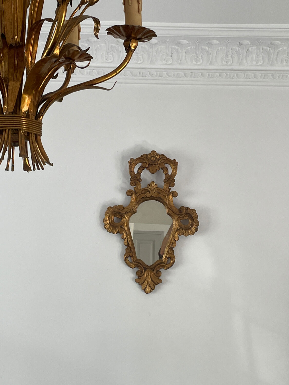 Miroir en bois doré style baroque Louis XIV, 39x67 cm