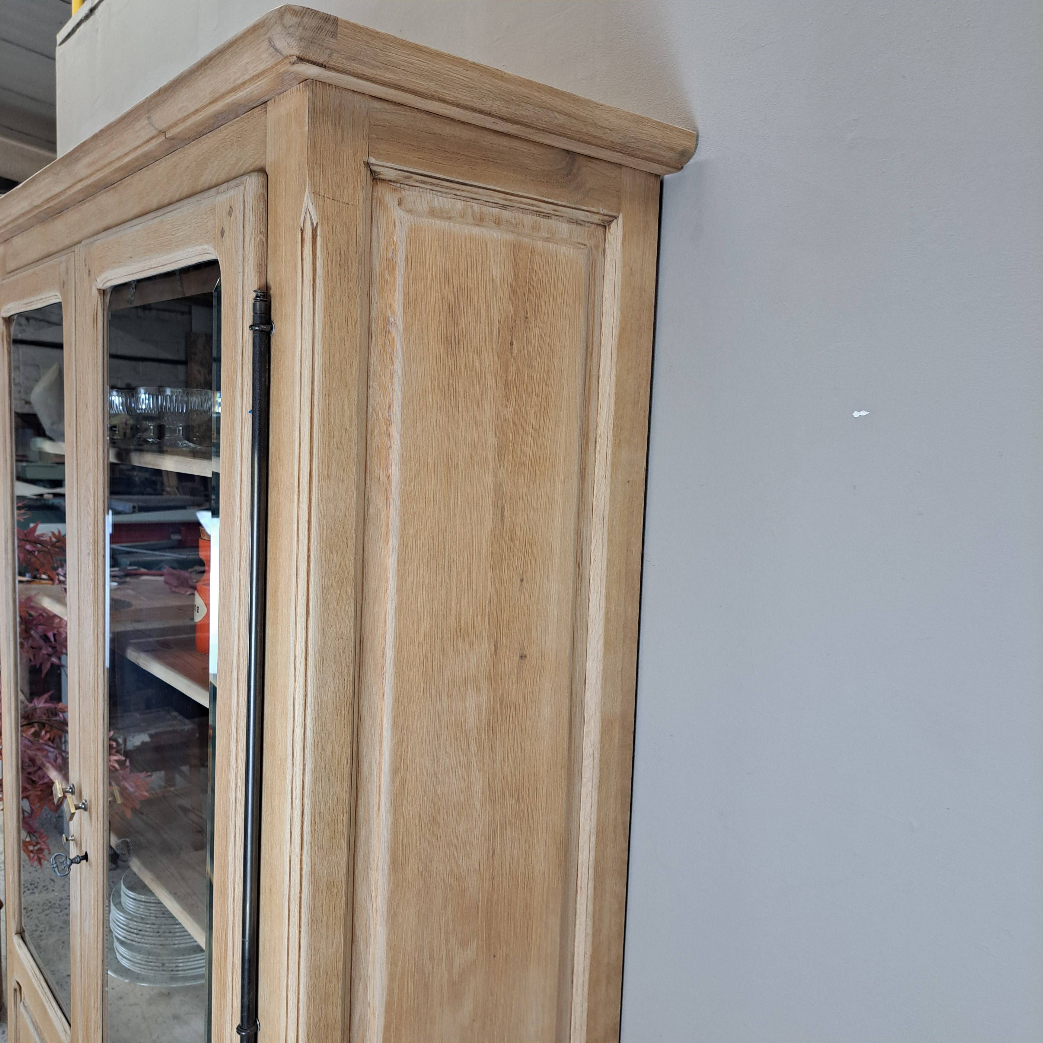 GLASS CABINET IN SOLID OAK