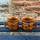 Deux tasses à café marron