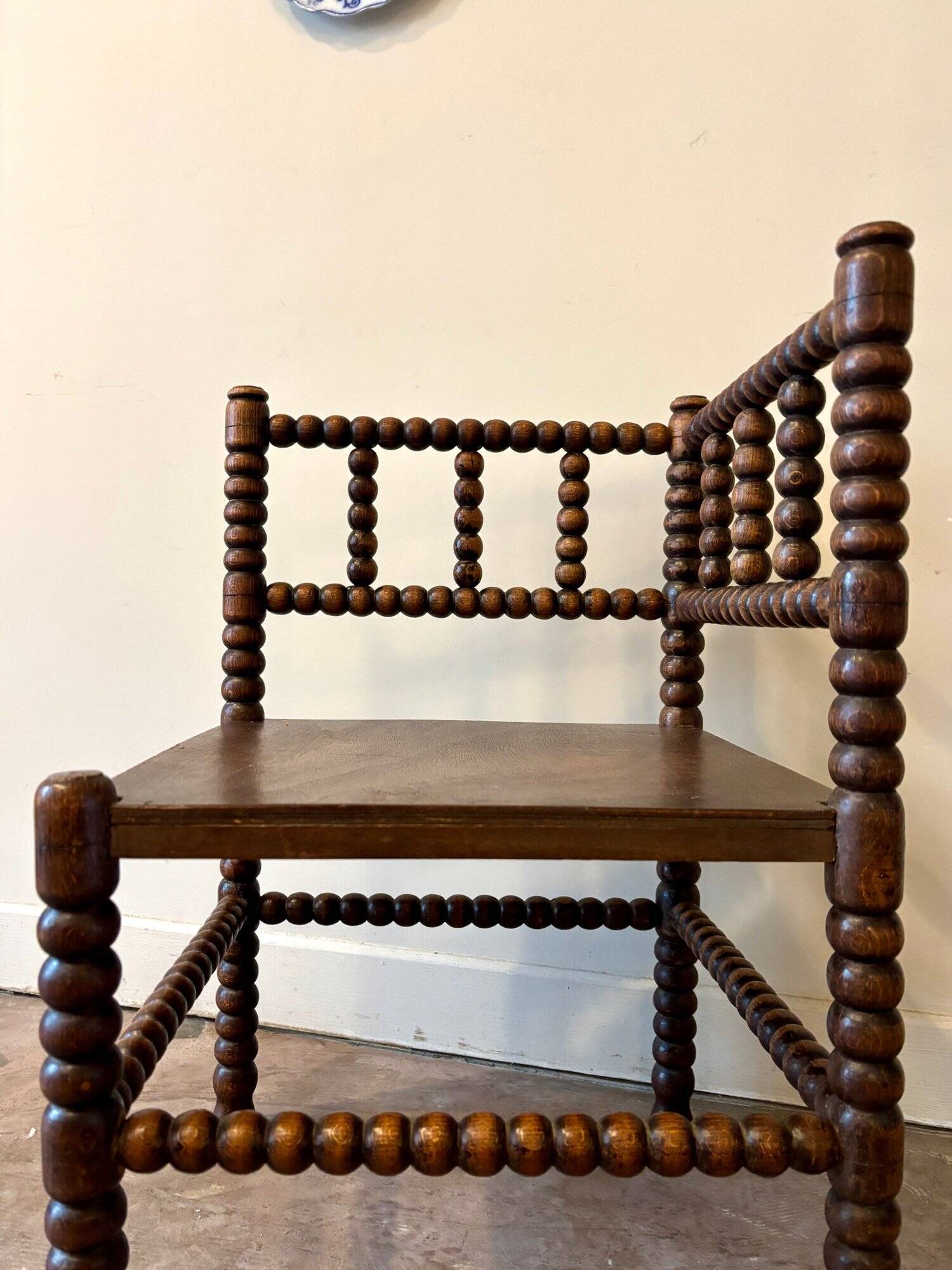 Chaise de coin en bois tourné