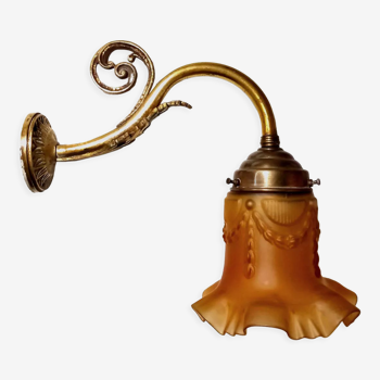 Gilded bronze wall lamp with amber glass tulip