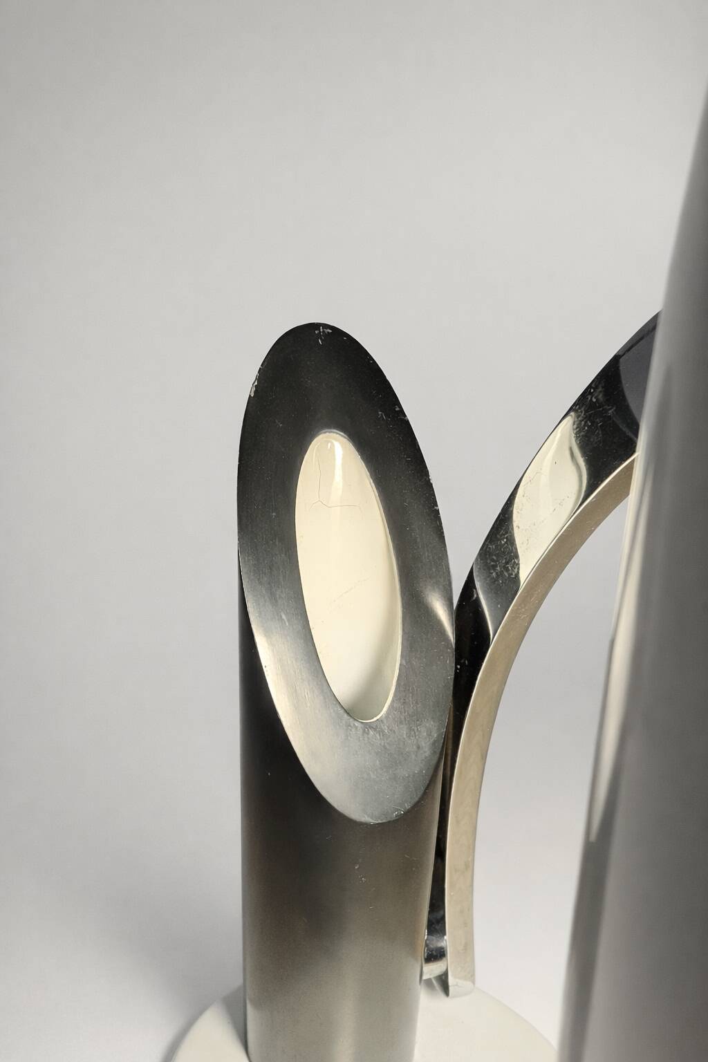 Phase - Luis Pérez de la Oliva - Table lamp - Metal, Chrome - Tharsis