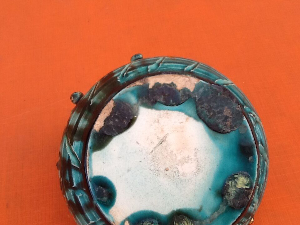 Empty pocke in glazed ceramic