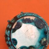 Empty pocke in glazed ceramic