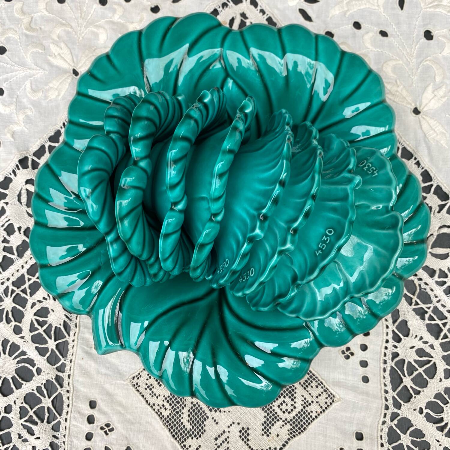 Salad bowl and small bowls in leaf-shaped slipware