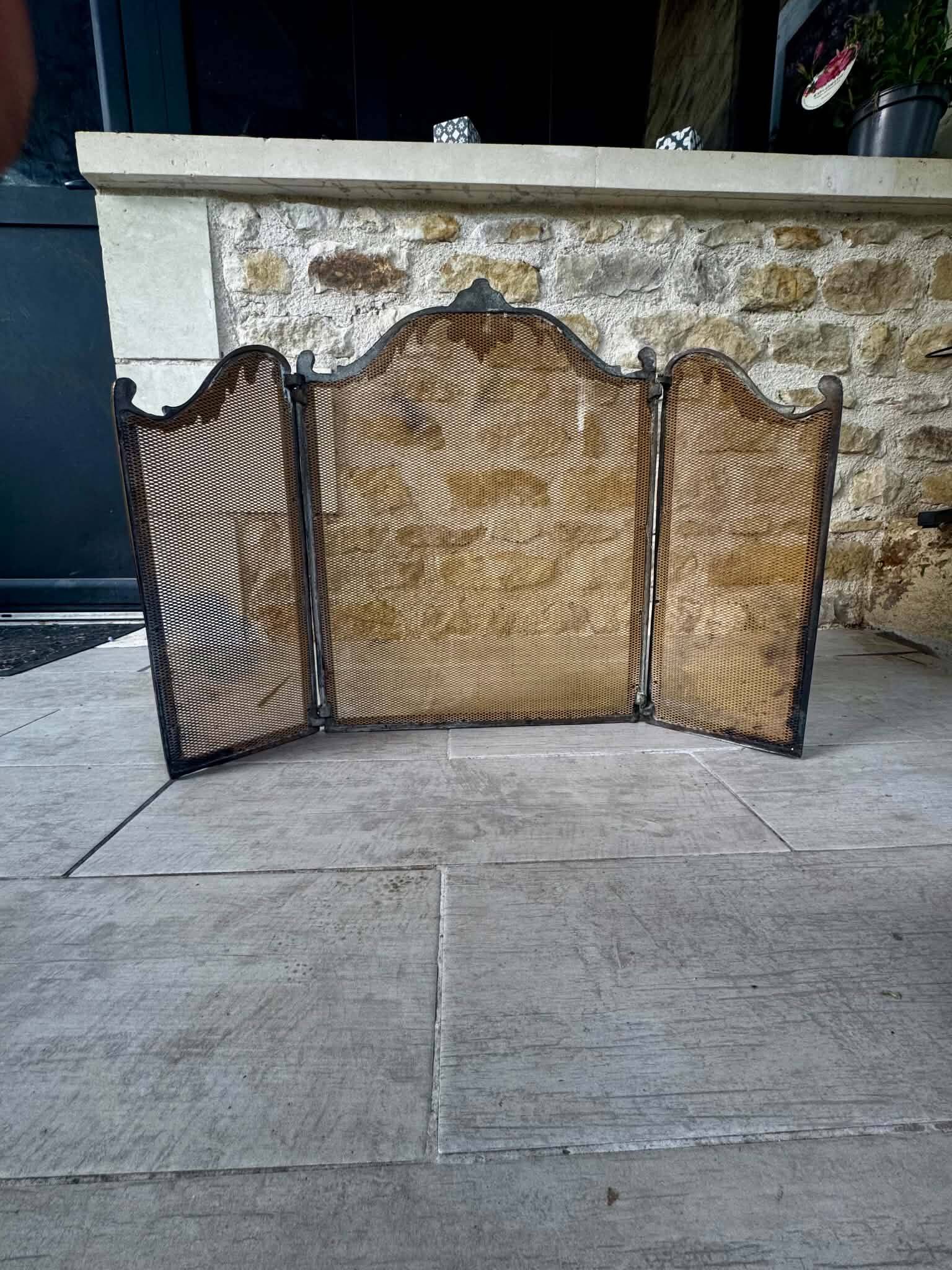 Fireplace screen in brass, Louis XV style.