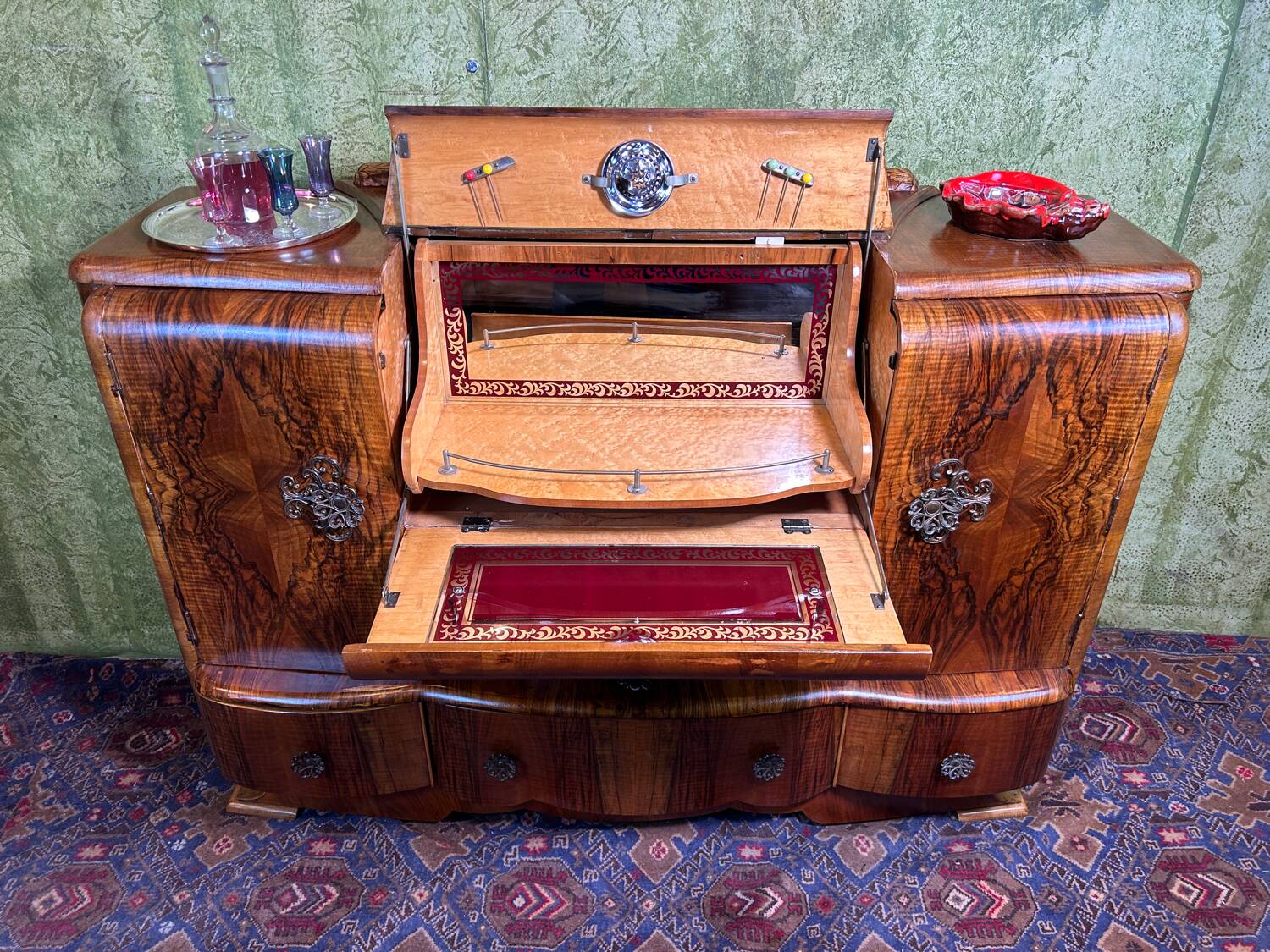 Art decó vintage Brocante burr walnut cocktail bar sideboard