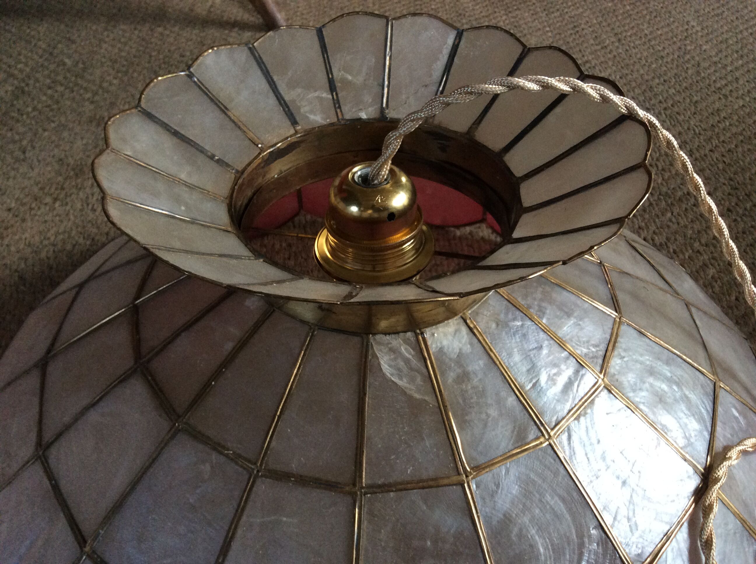 Mother-of-pearl suspension