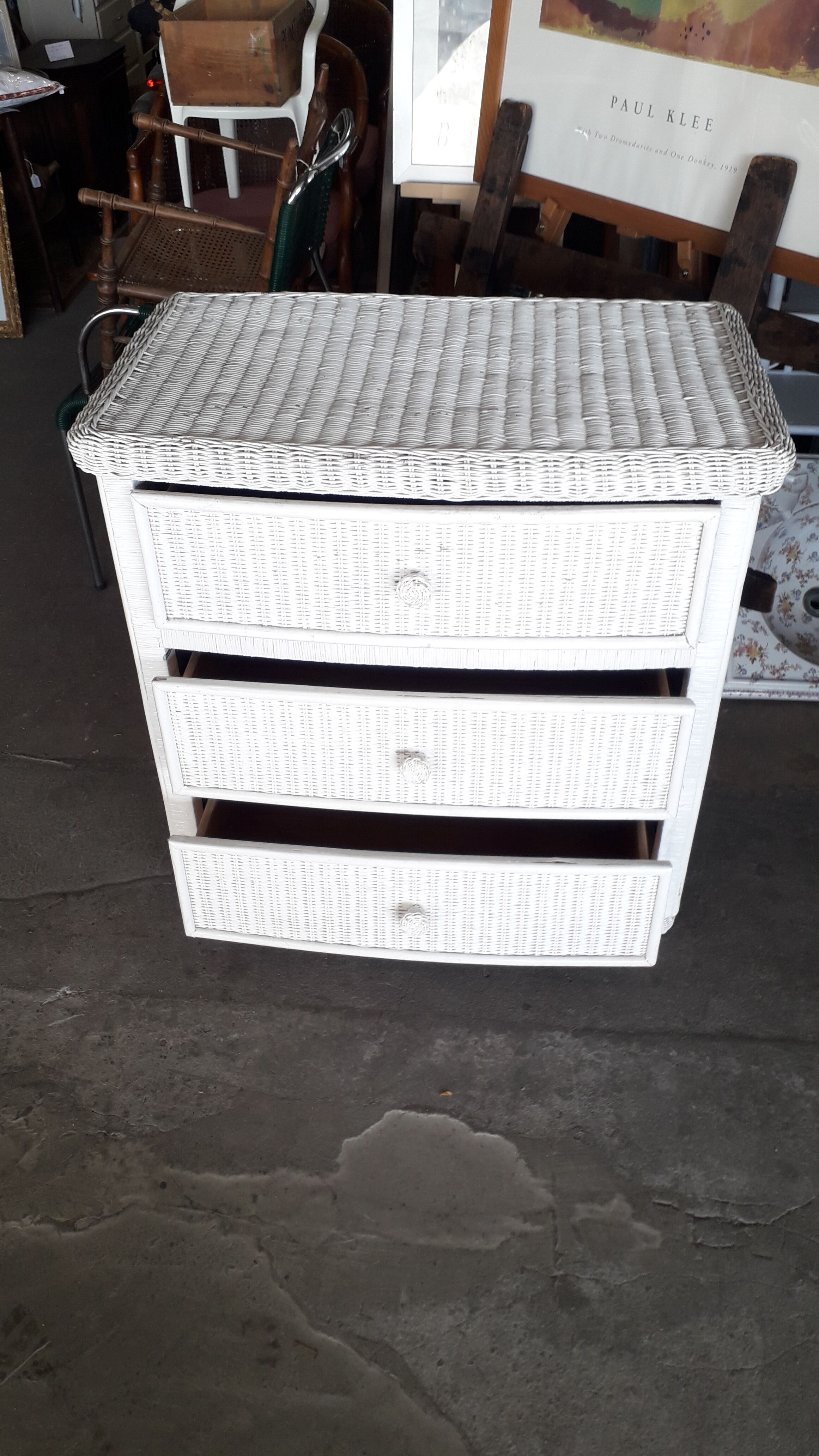 commode en rotin blanche