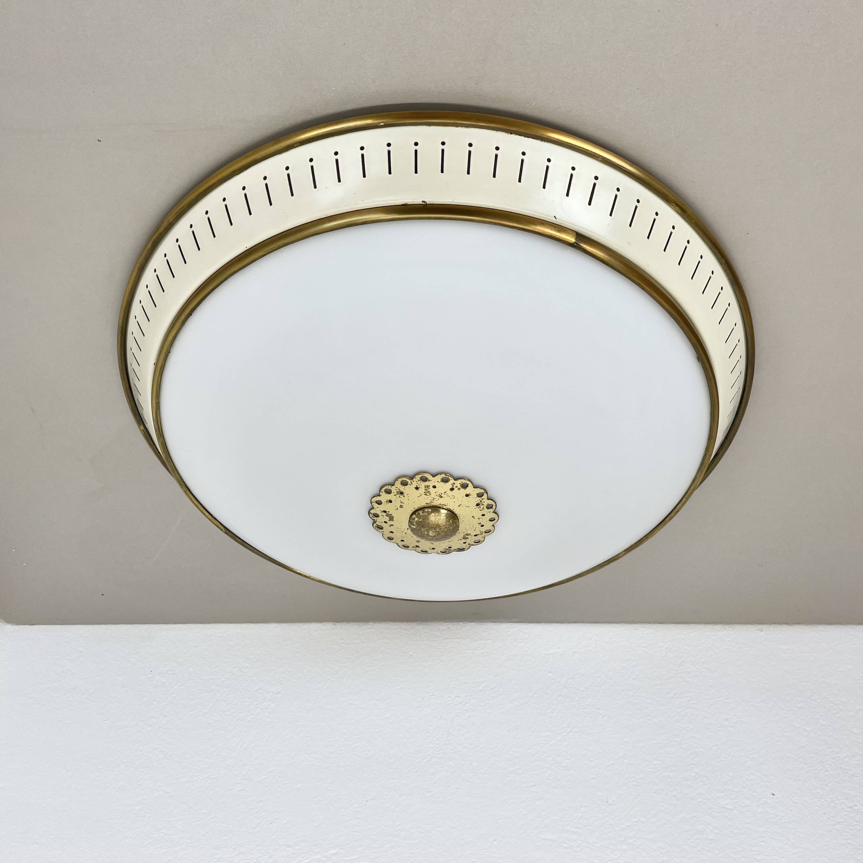 Plafonnier mural en métal opale moderniste, Italie années 1950