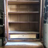 Bibliothèque en bois ancienne avec fronton