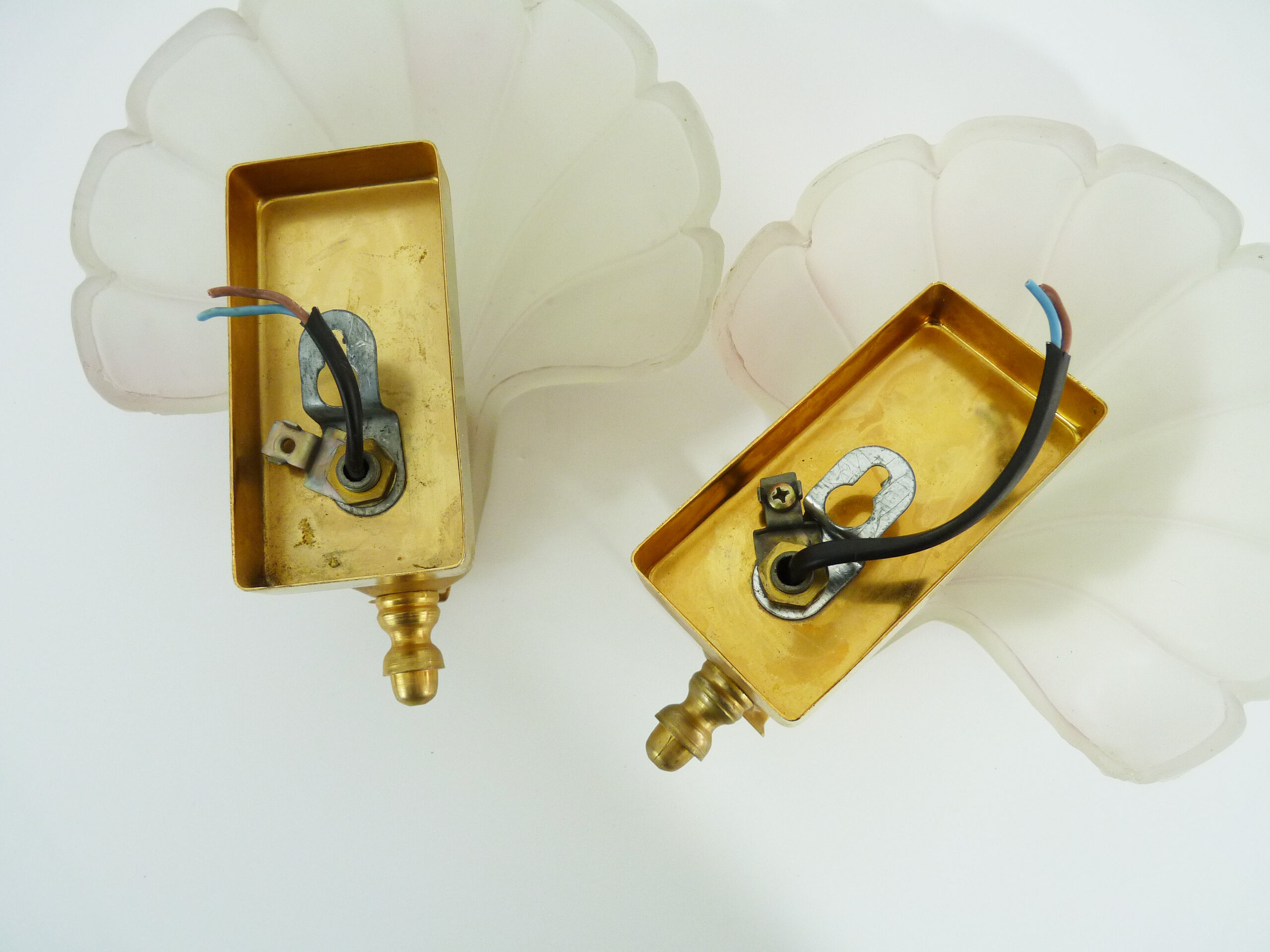 Paire d'appliques murales coquillage en verre grivré, métal doré et laiton des années 70