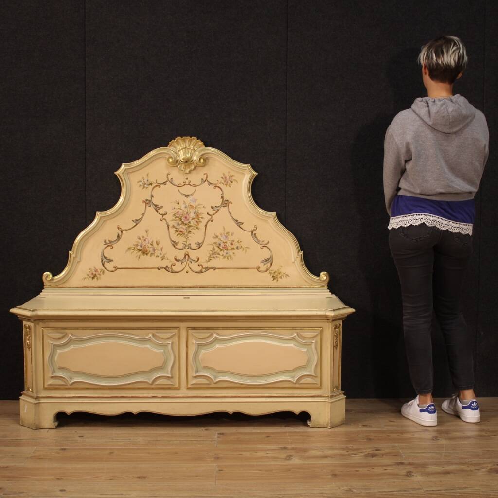 Venetian chest in lacquered and painted wood