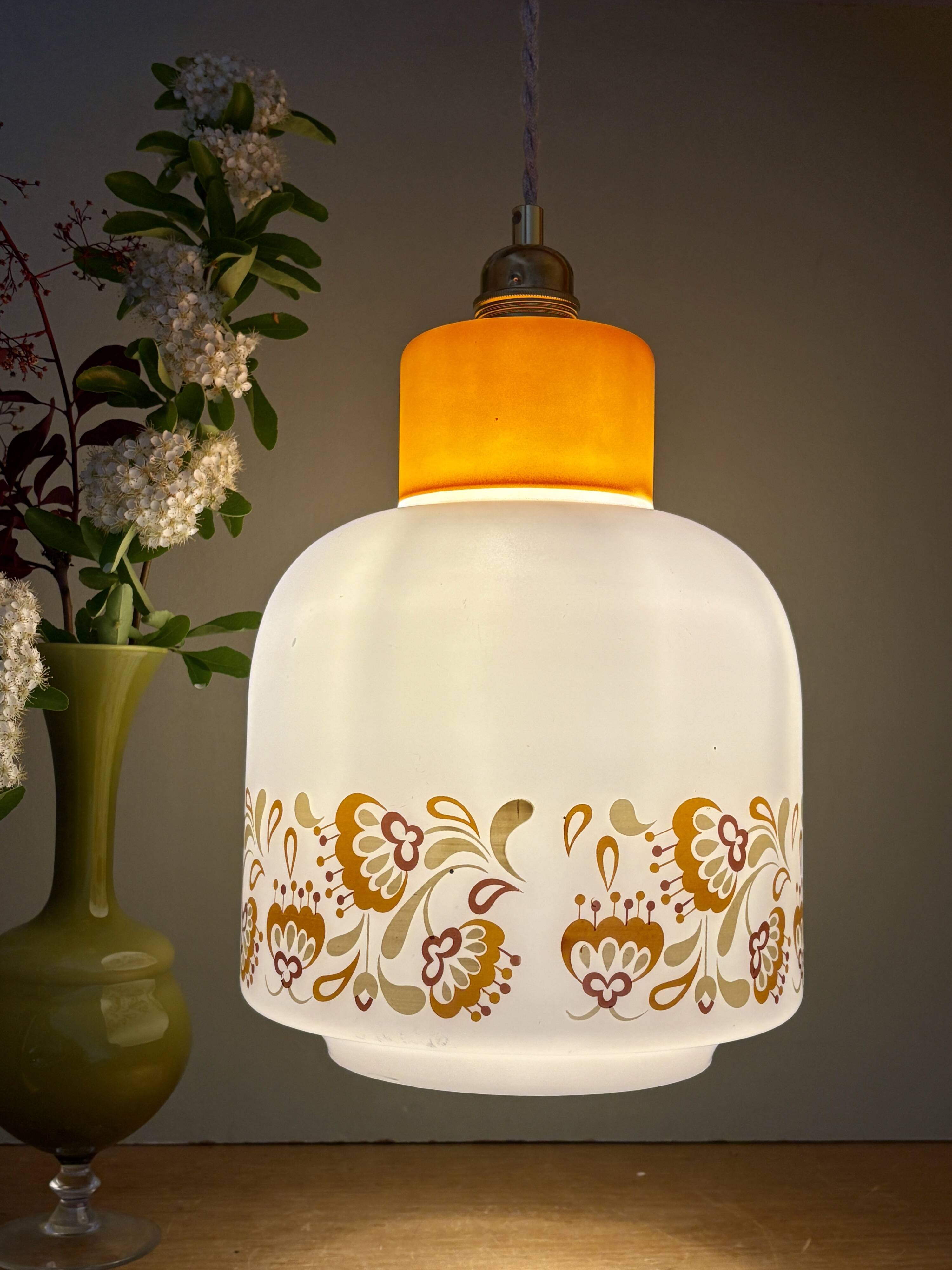 Suspension globe vintage années 70 en opaline