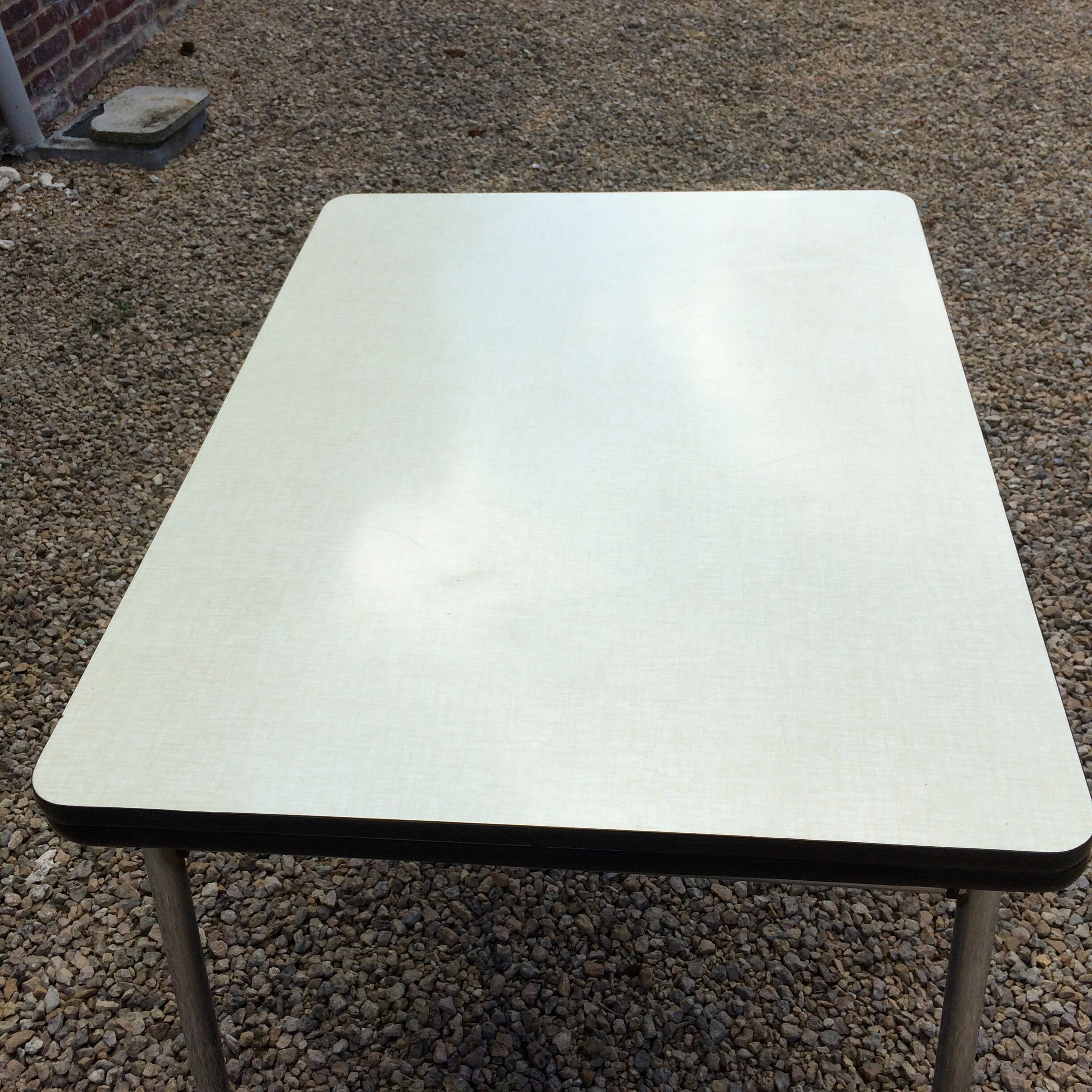 Table in formica