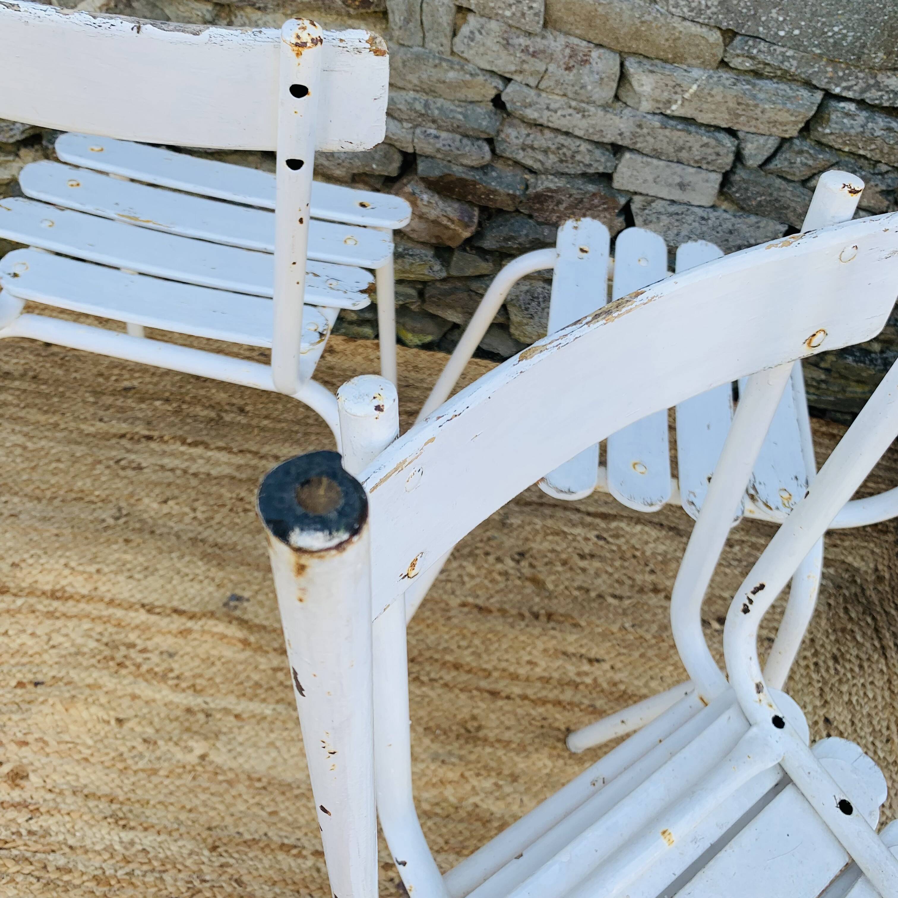 Set of 5 white wooden chairs