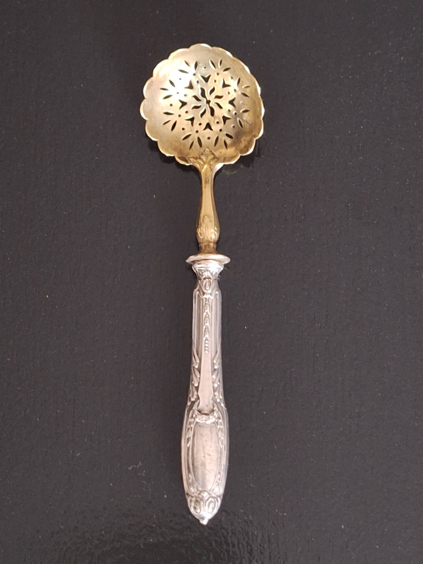 Cuillère à saupoudrer doré et argenté