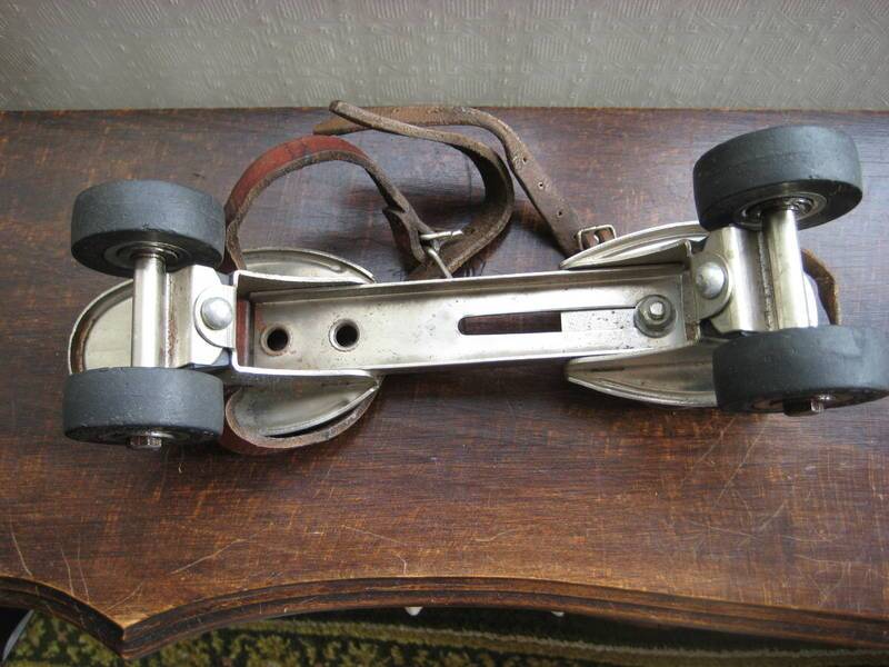 patins à roulettes 1945  sports  Une Paire soit  2 patins à roulettes acier
