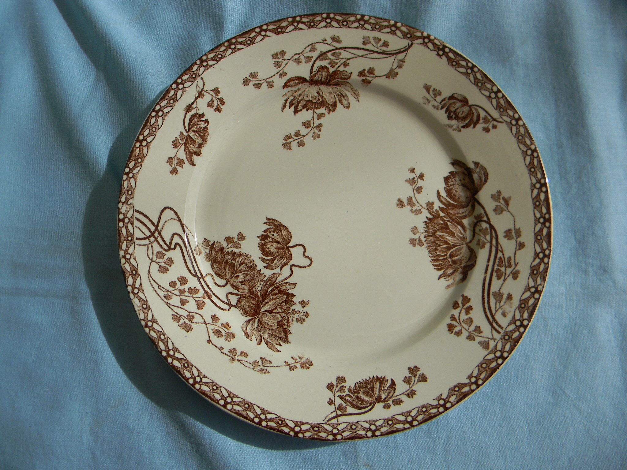 Miscellaneous set of 4 old flat earthenware plates.