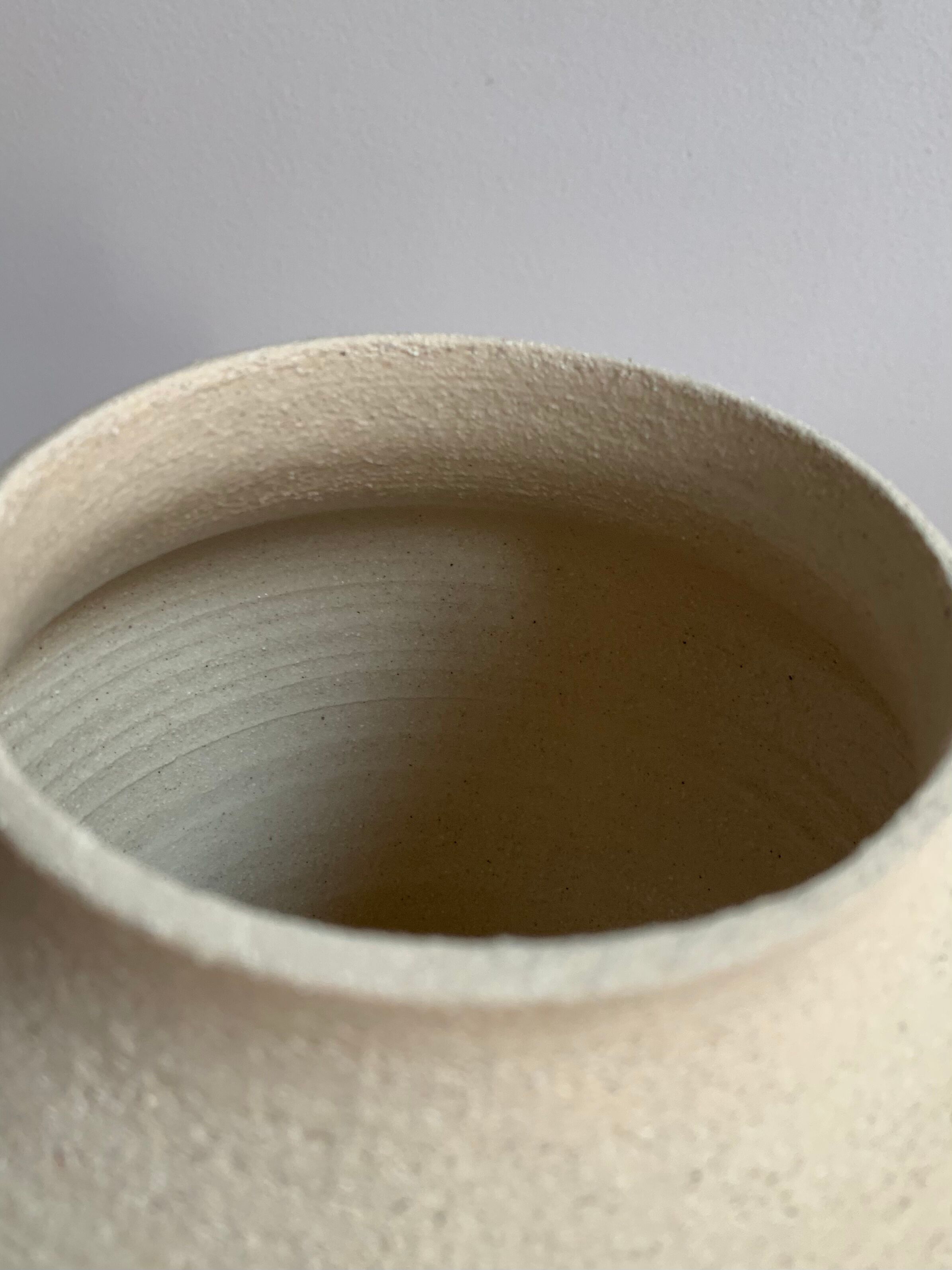 Chamotted white sandstone vase