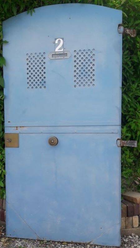 Porte portail H205xL103 ancienne en fer cintrée avec boite aux lettres