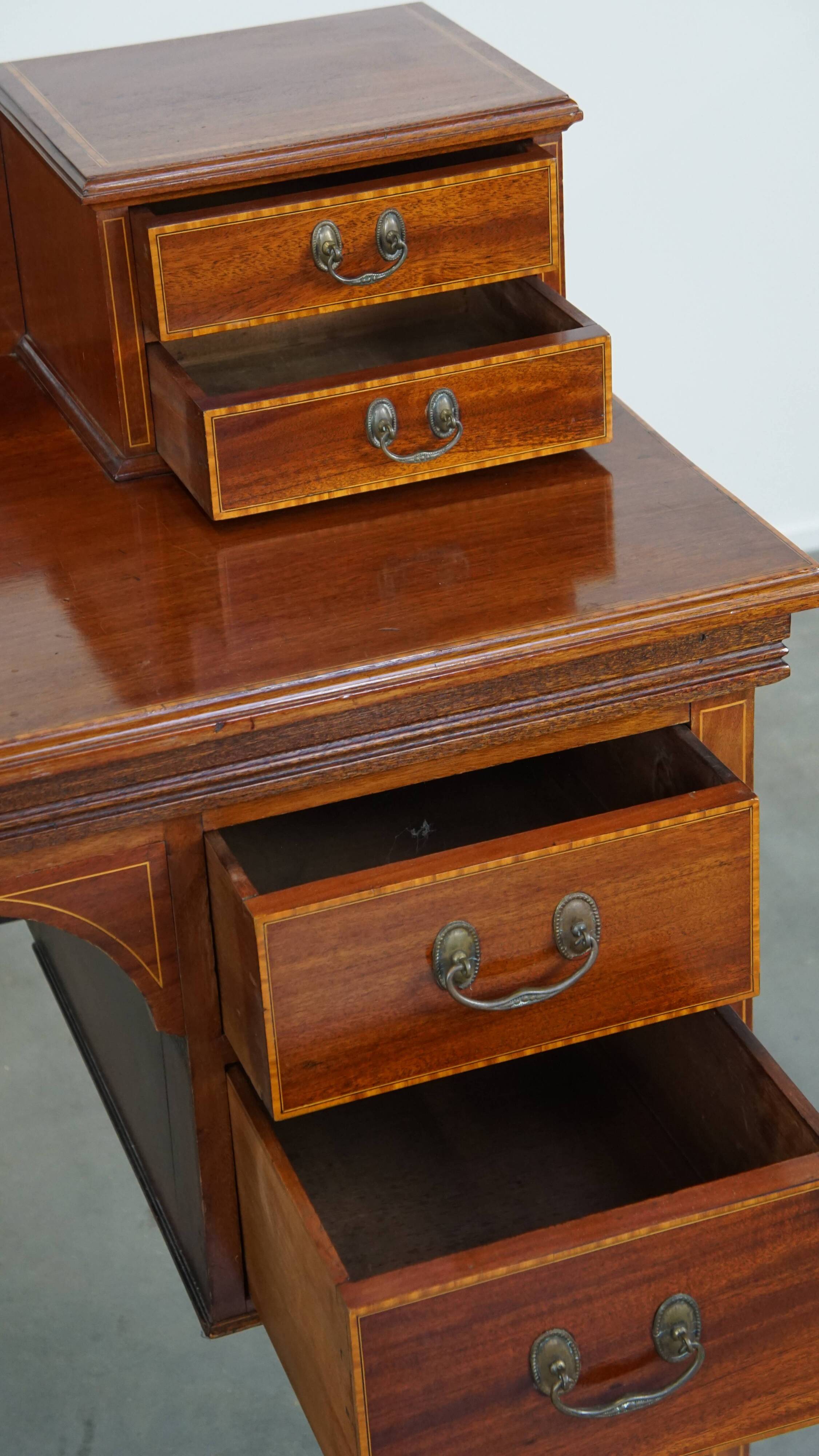 Bureau anglais de style Empire avec marqueterie de bois, XIXe siècle