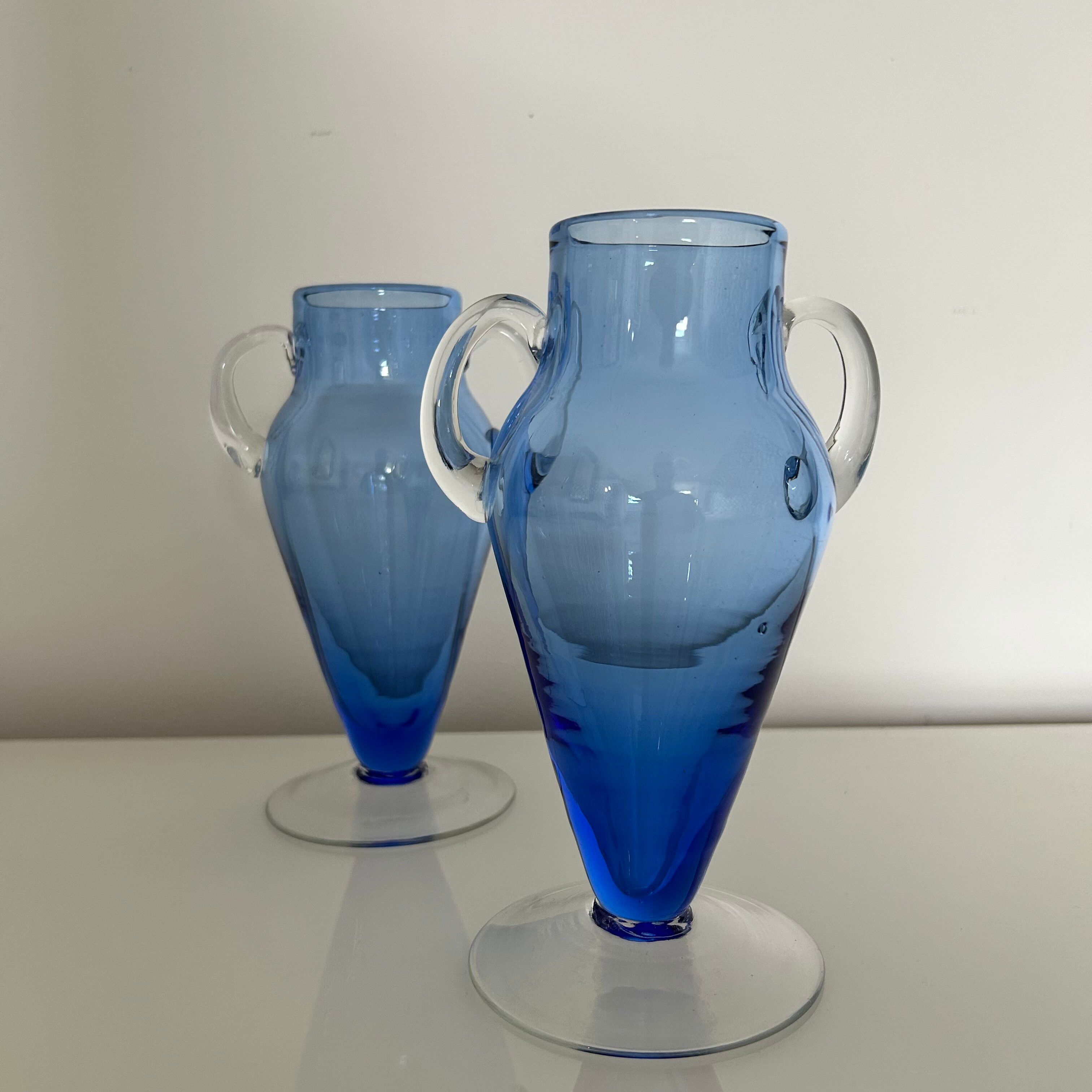 Paire de vases en verre bleu glacier