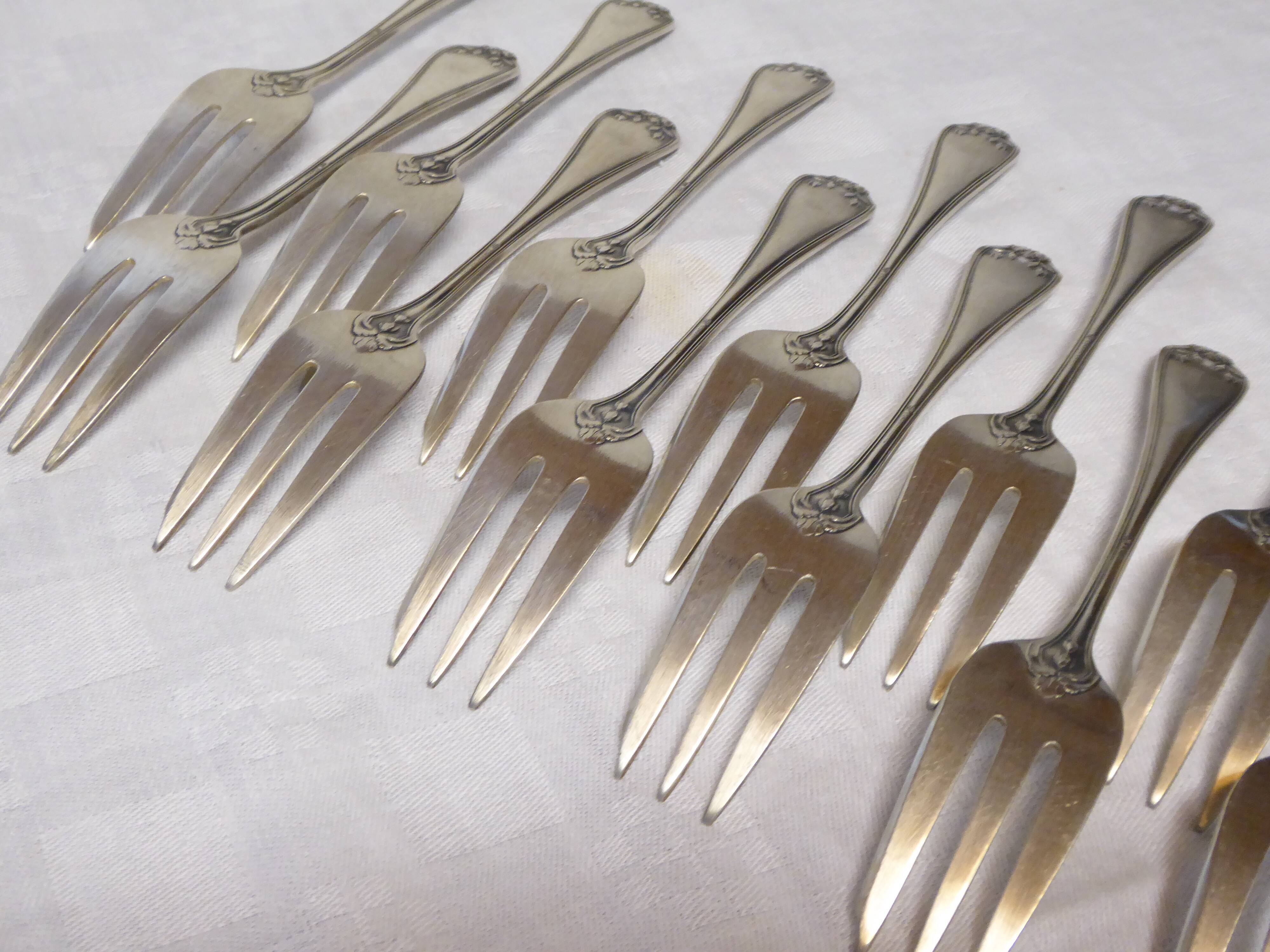 12 fourchettes à dessert en métal argenté