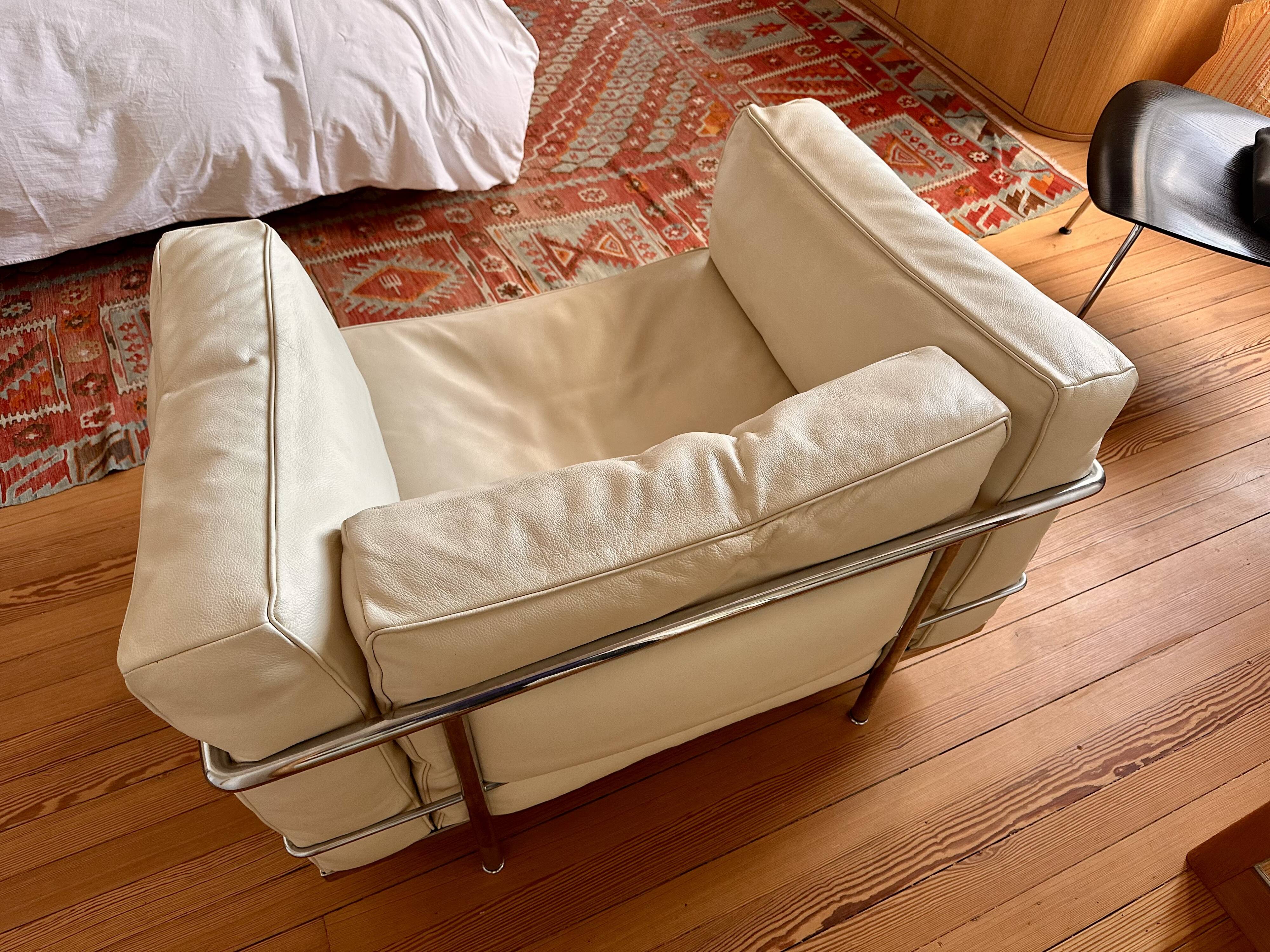 Cassina lc3 armchair authentic - luxury version in feathers - excellent condition