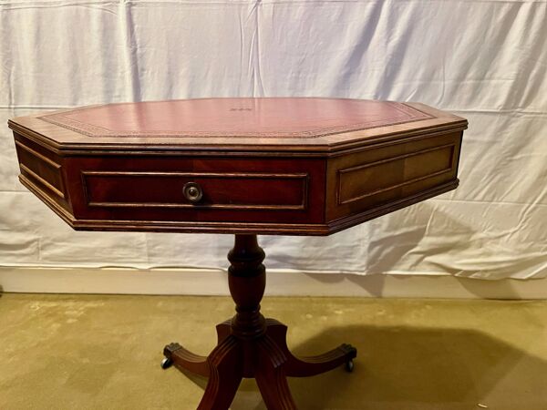 Gueridon octogonal vintage, 4 tiroirs, plateau cuir, pieds pattes de lion