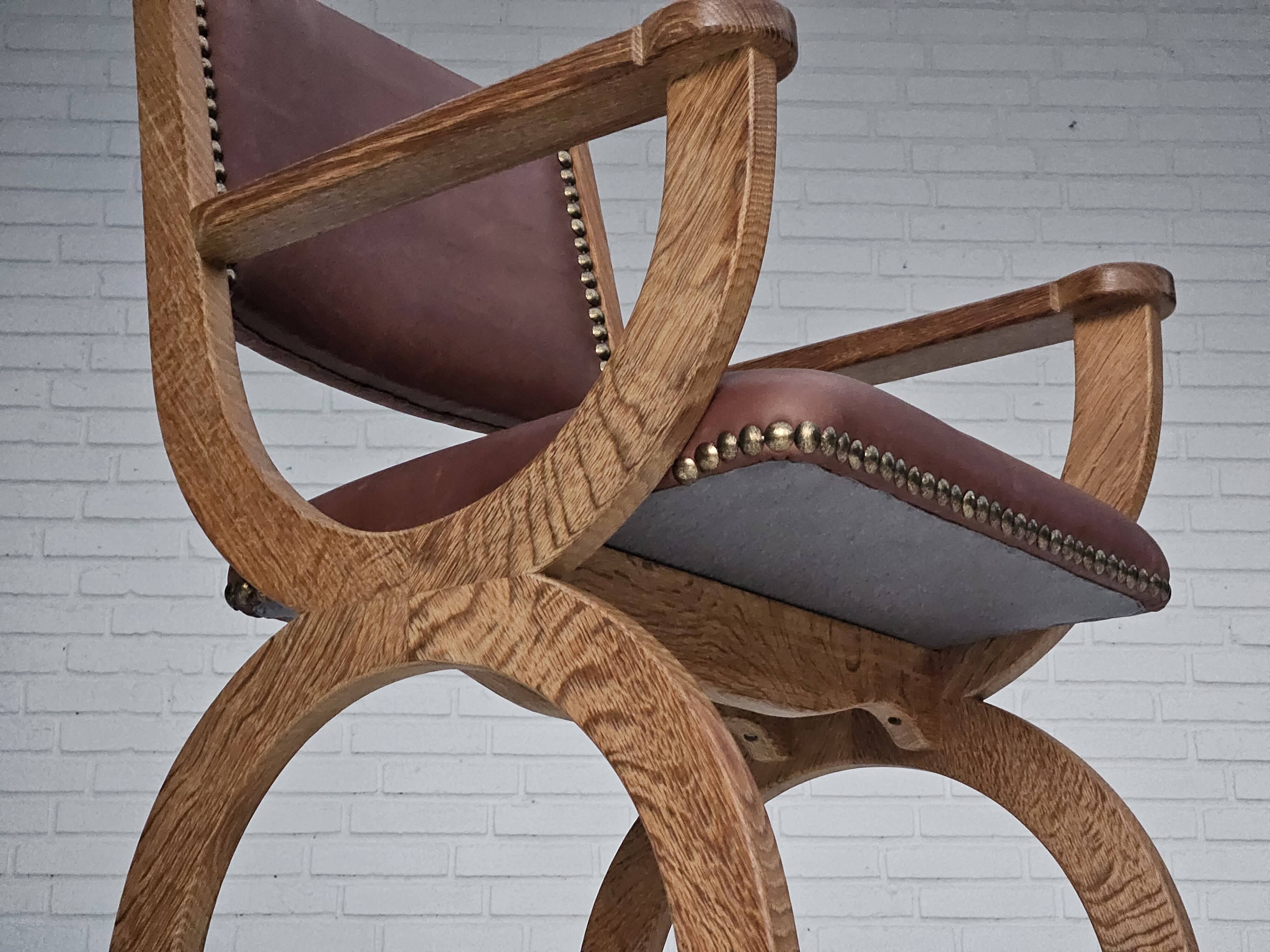 Années 1950, design danois, fauteuil retapissé, cuir marron naturel, bois de chêne.