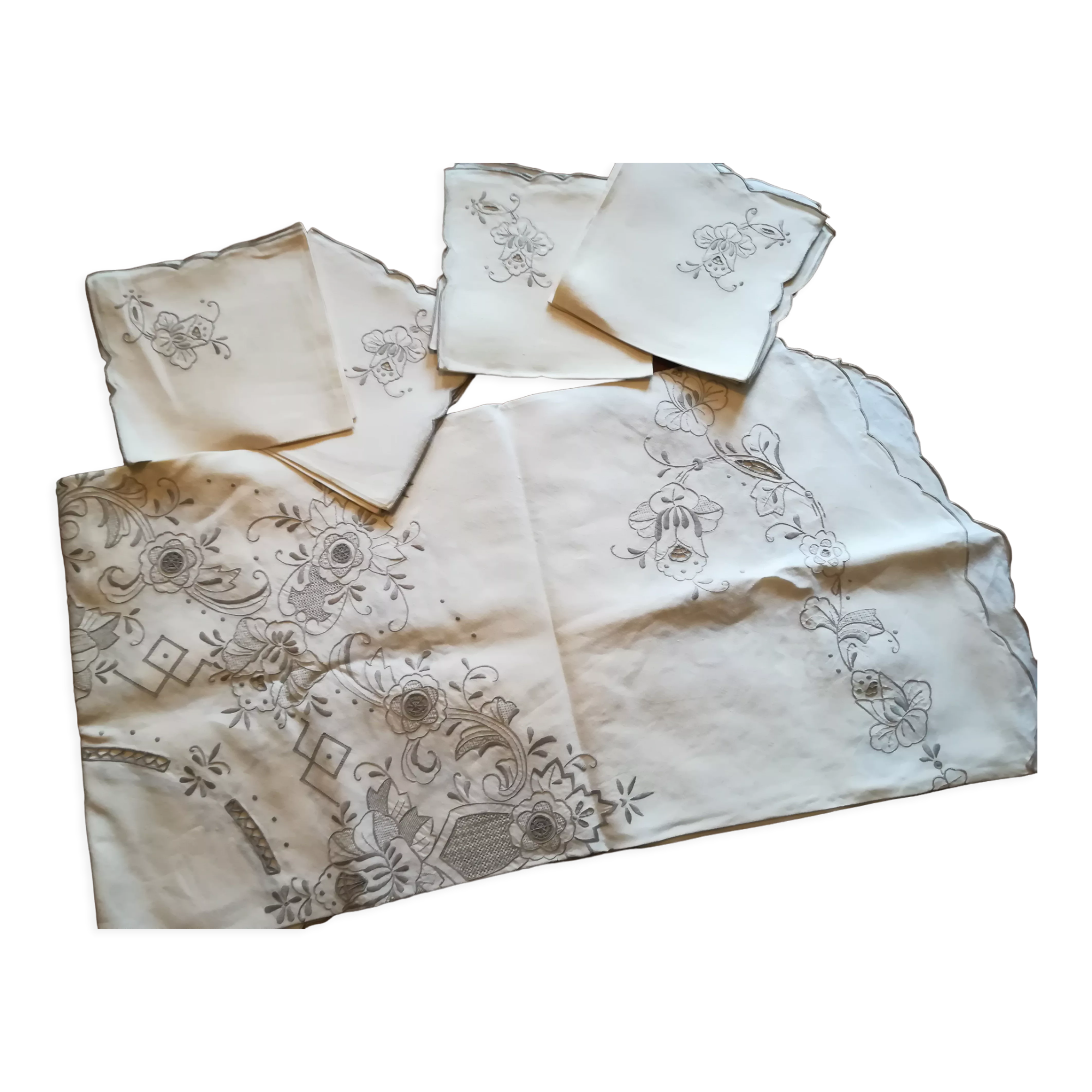 Round off-white tablecloth embroidered with grey flowers with 8 matching napkins - festive table