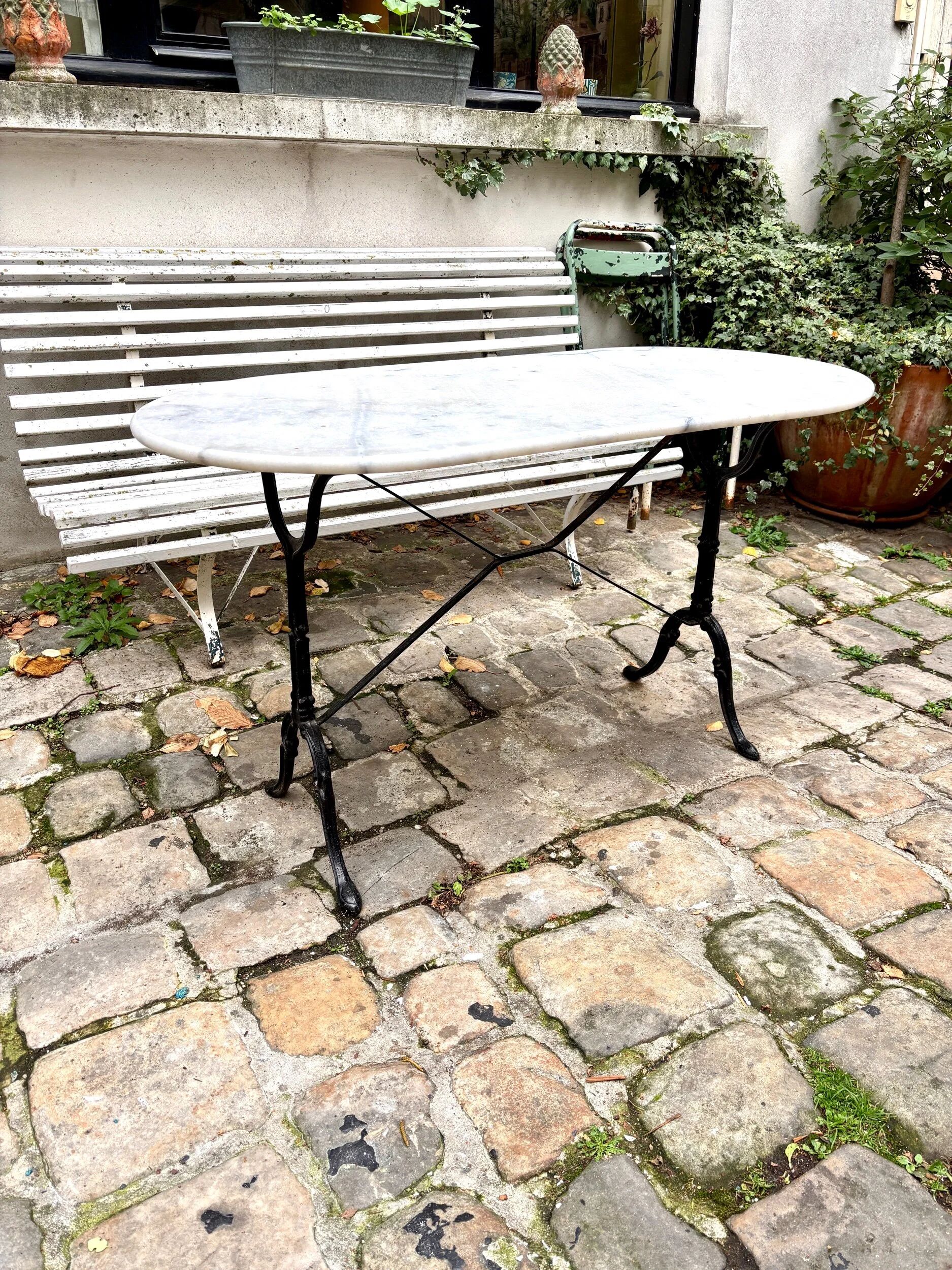 Oblong bistro table in grey marble and black cast iron