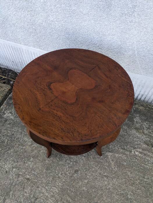 Pedestal table, side table