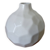 vase design à facettes en céramique blanche