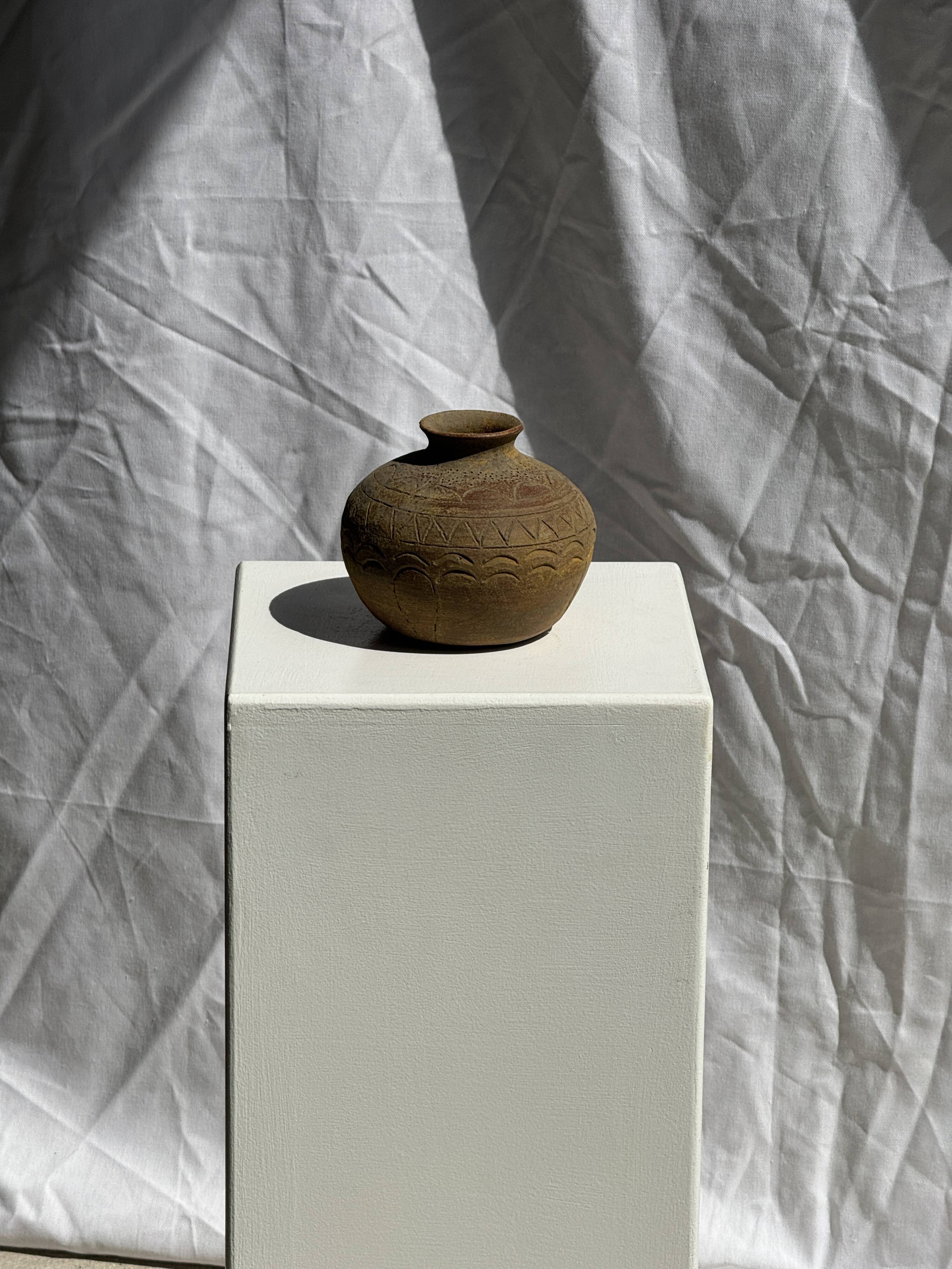 Small round ancient vase in engraved terracotta, Indonesian polychromy H10 D1