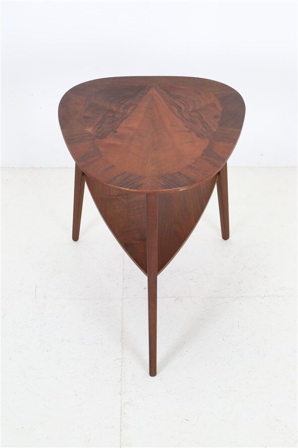 Rare mid-century walnut side table / coffee table with shelf by Jørgen Aakjær Jørgensen for Møbelintarsia / Danish modern design / 1960s