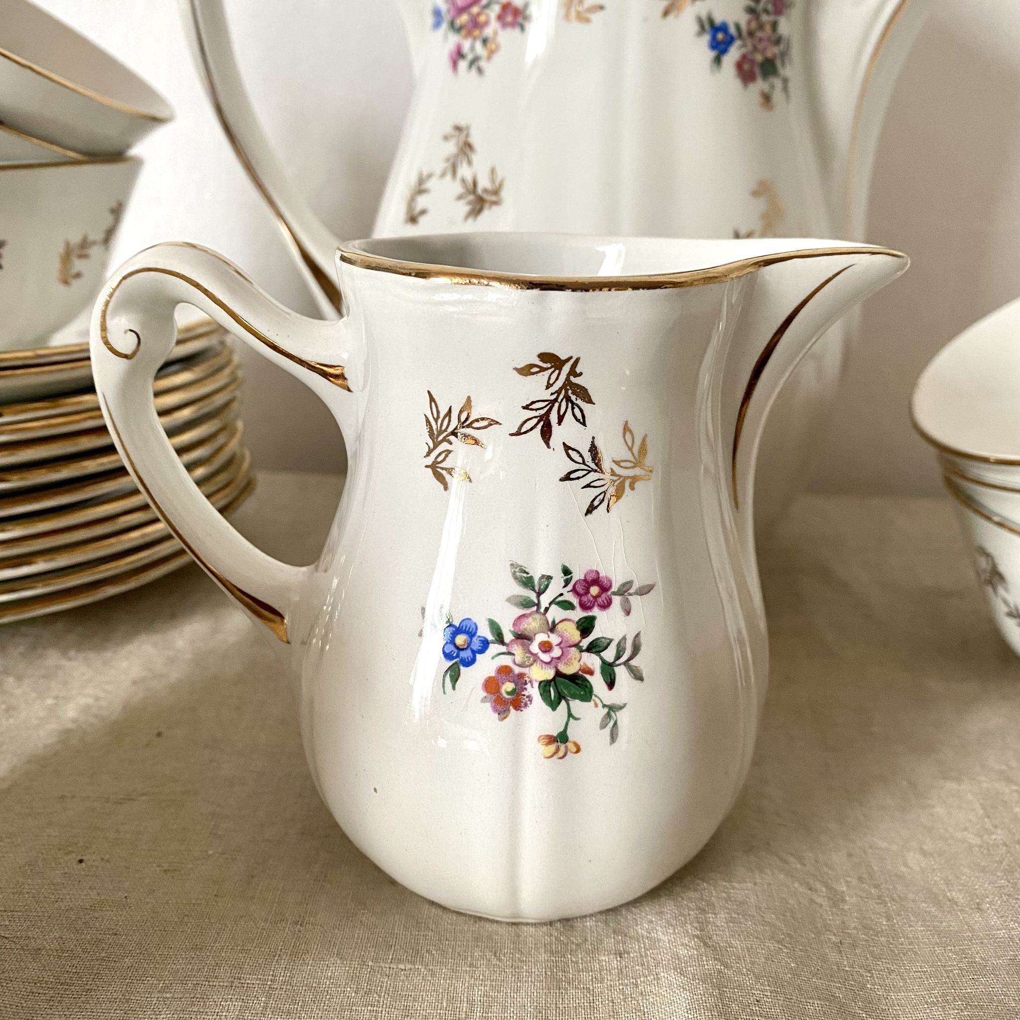 Antique tea set in Amandinoise porcelain