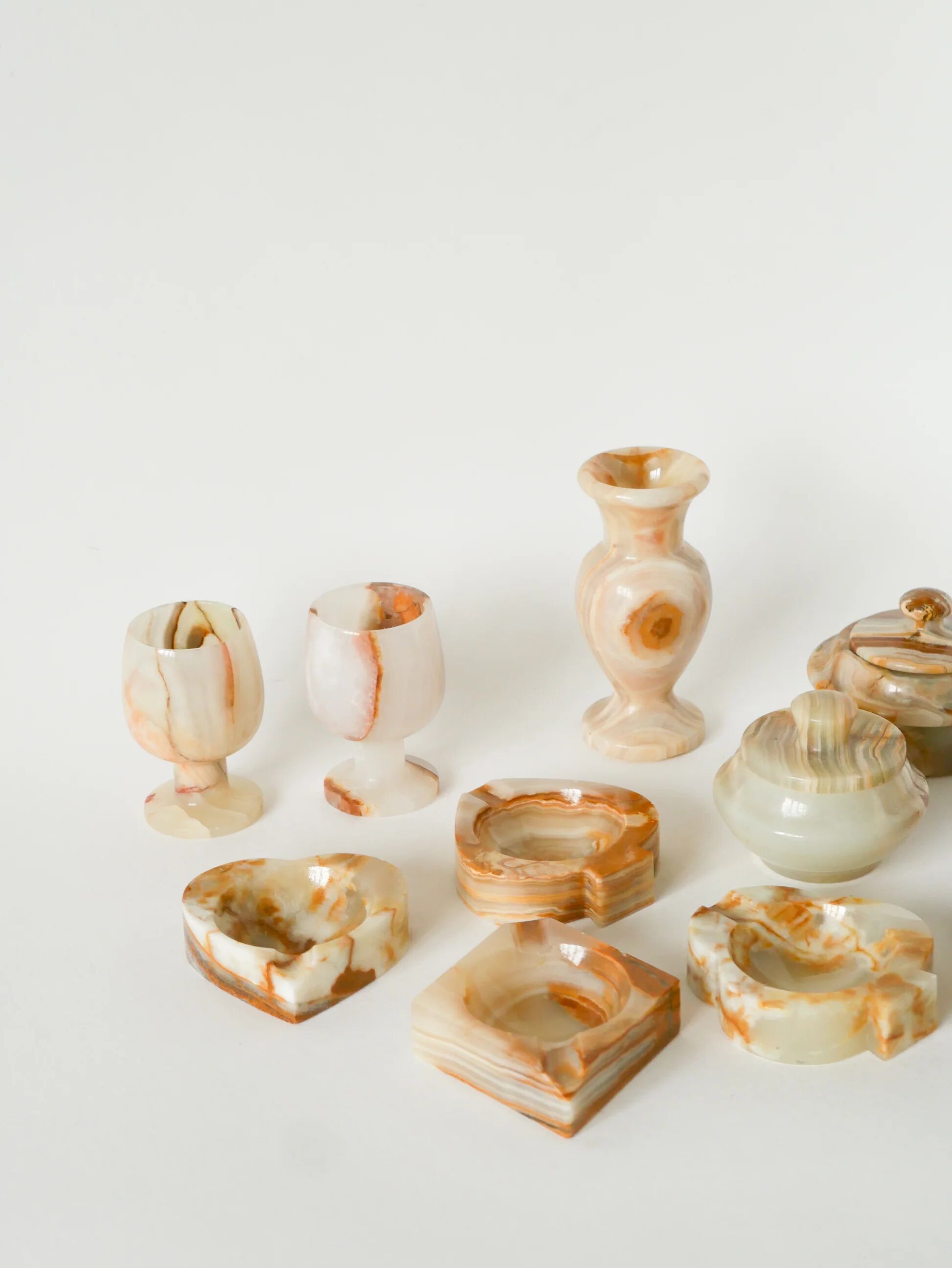 Vide-poche en albâtre, forme pique, beige et marron, 1970