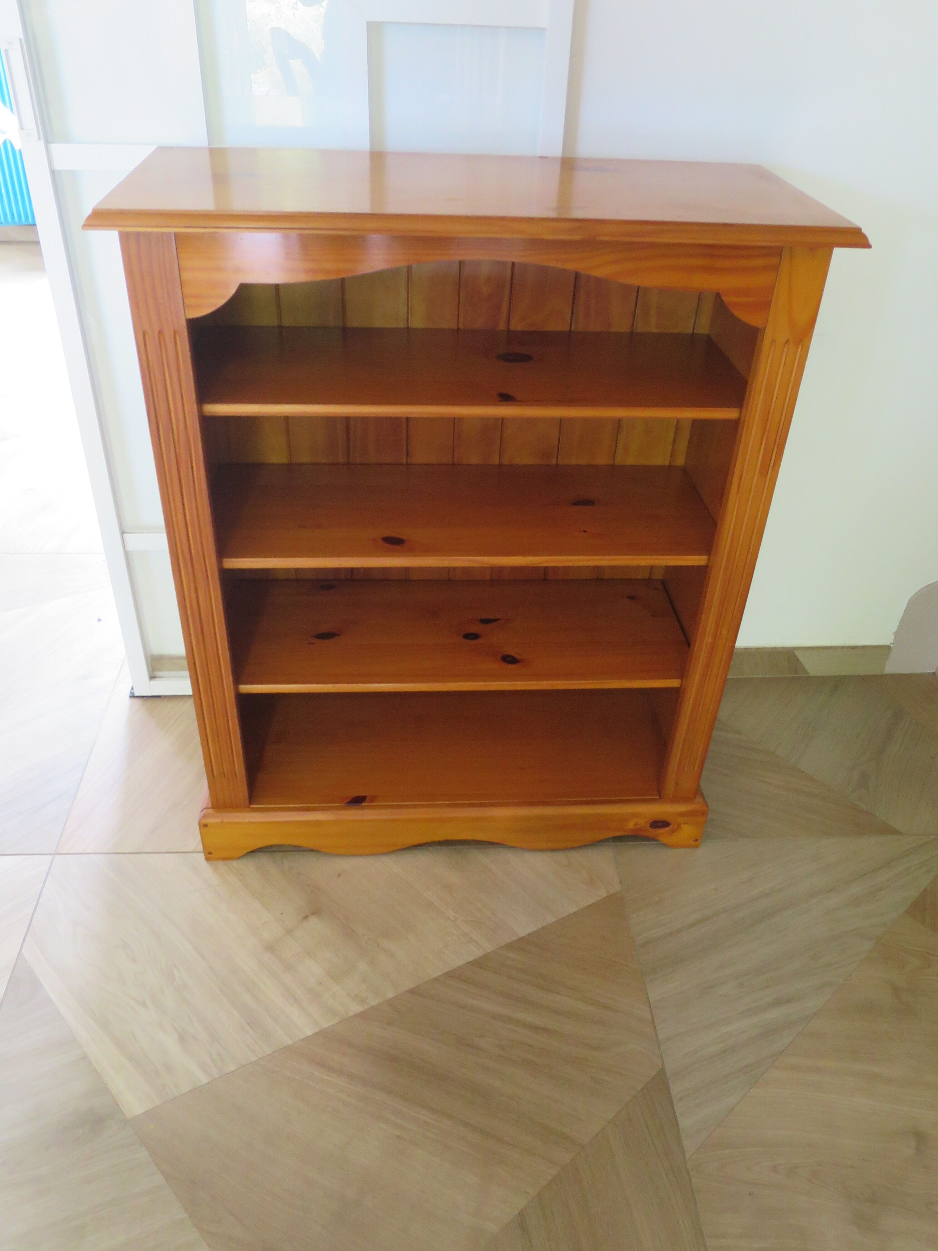 Solid wood bookshelf